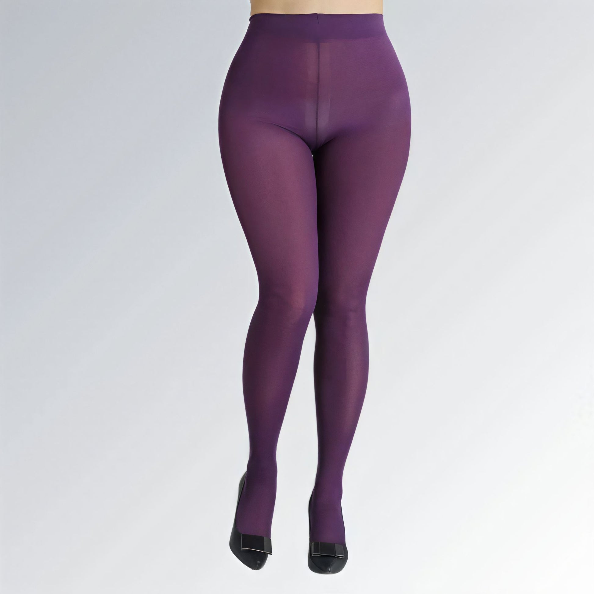 Meia-calça feminina plus size roxa de cintura alta, confeccionada em tricô fino com elastano e náilon.