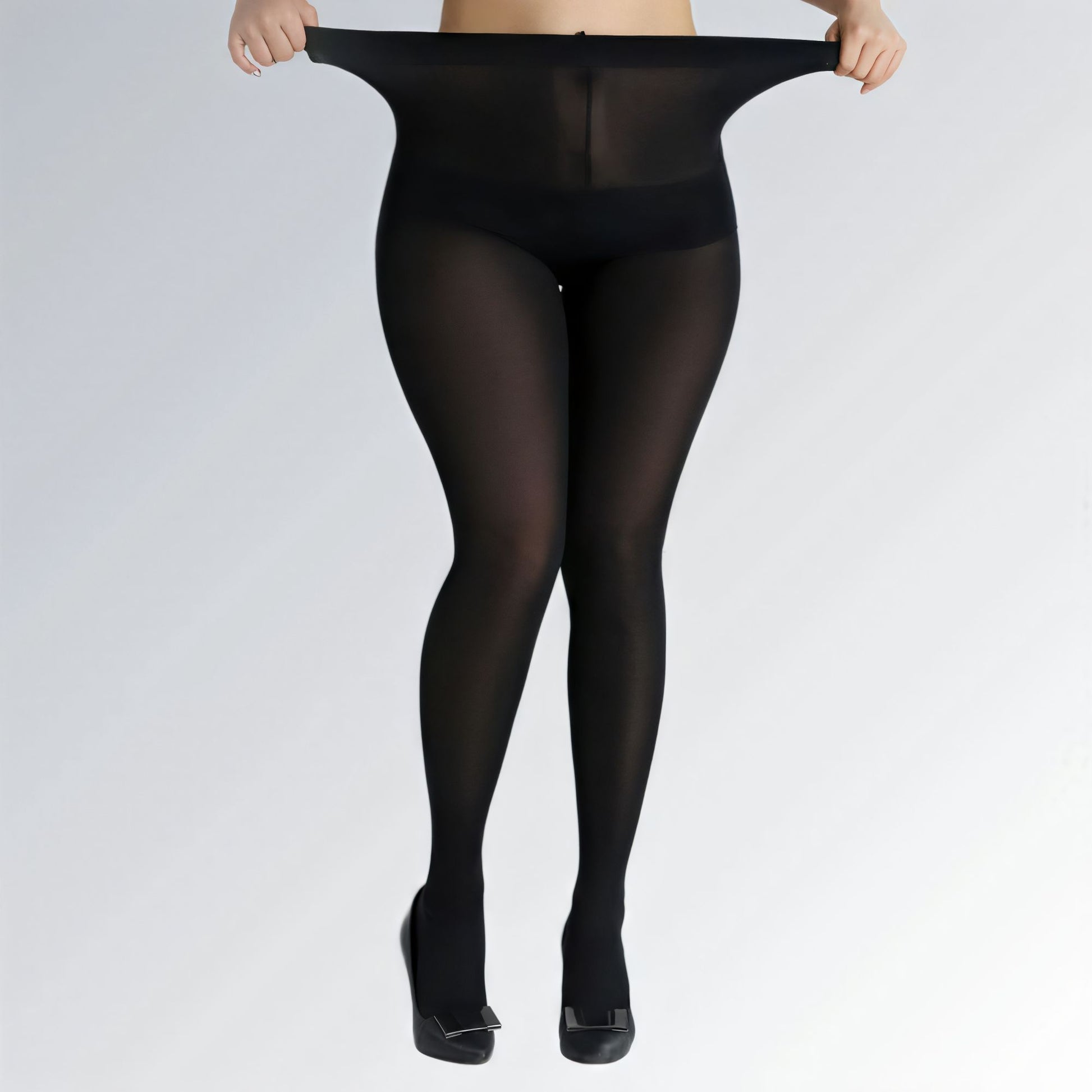 Meia-calça feminina plus size preta de cintura alta, confeccionada em tricô fino com elastano e náilon.