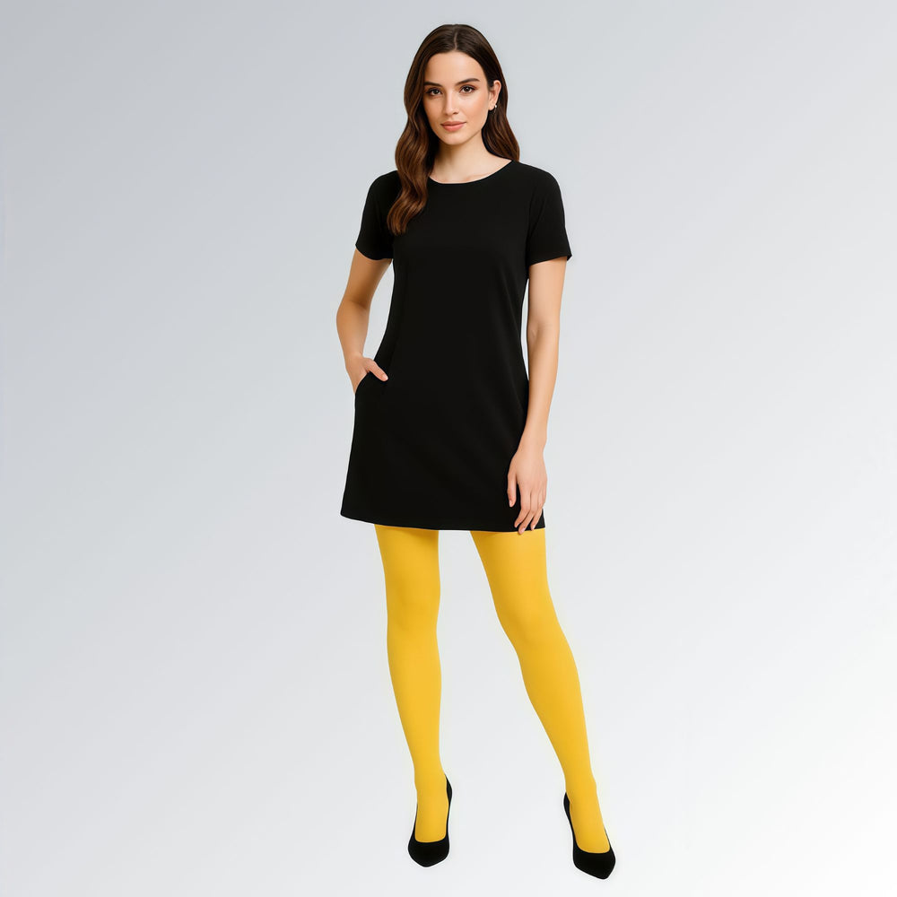 Mulher usando meia-calça feminina plus size amarela de cintura alta, confeccionada em tricô fino com elastano e náilon, cobrindo totalmente as pernas até os pés, ideal para looks casuais, sociais ou profissionais.