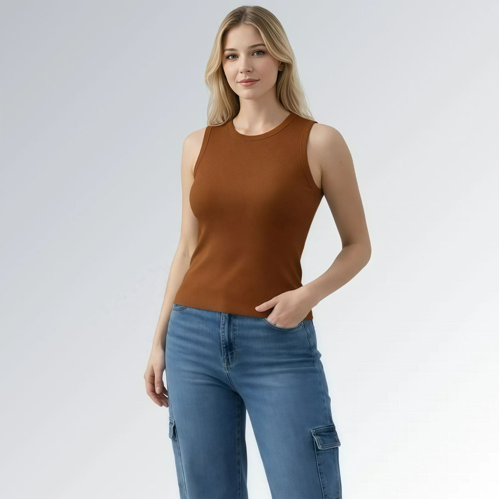 Regata alças largas gola redonda feminina marrom em tecido canelado, combinada com calça jeans azul — peça moderna disponível para venda online de moda casual.