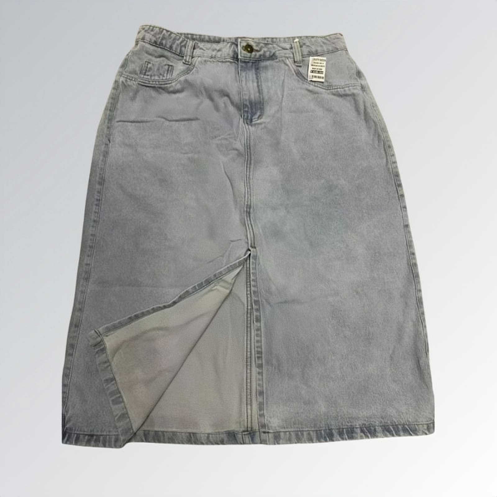 Saia jeans denim essential feminina azul clara com design clássico de cinco bolsos, fenda frontal e detalhe de costura central — peça versátil disponível para venda online de moda casual.