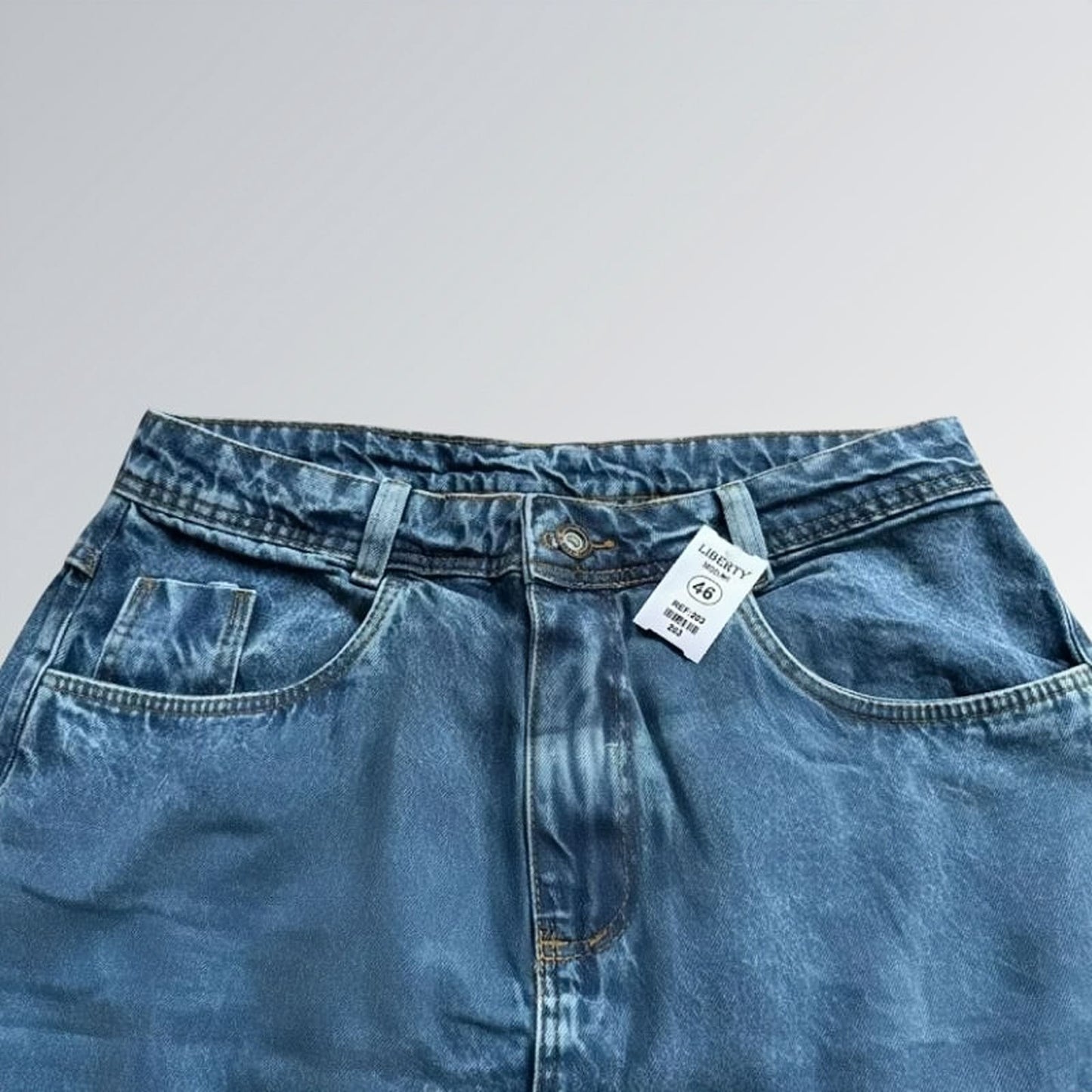Saia jeans denim essential feminina azul com design clássico de cinco bolsos, fenda frontal e detalhe de costura central — peça versátil disponível para venda online de moda casual.
