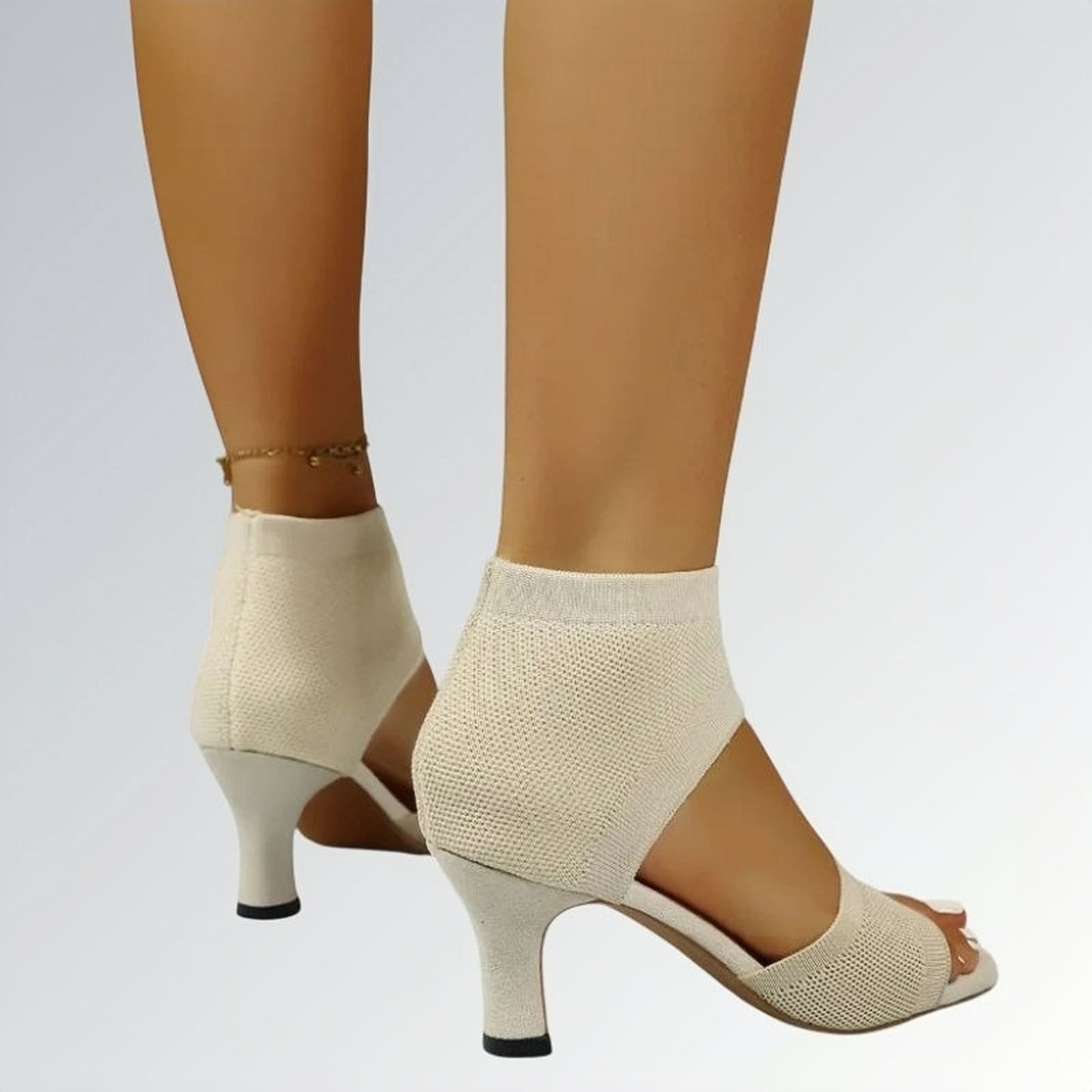 Sandália feminina salto alto fino slip on bege com tira no calcanhar, textura em malha e design moderno de bico aberto — calçado elegante disponível para venda online.