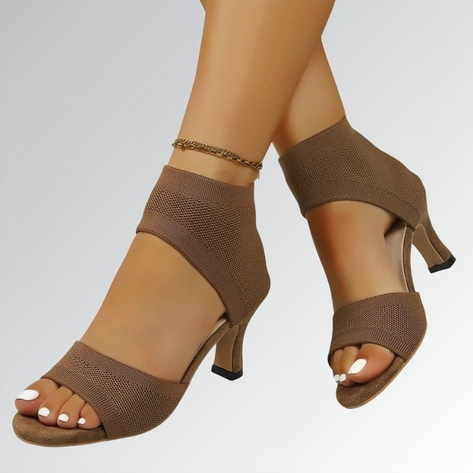 Sandália feminina salto alto fino slip on marrom com tira no calcanhar, textura em malha e design moderno de bico aberto — calçado elegante disponível para venda online.