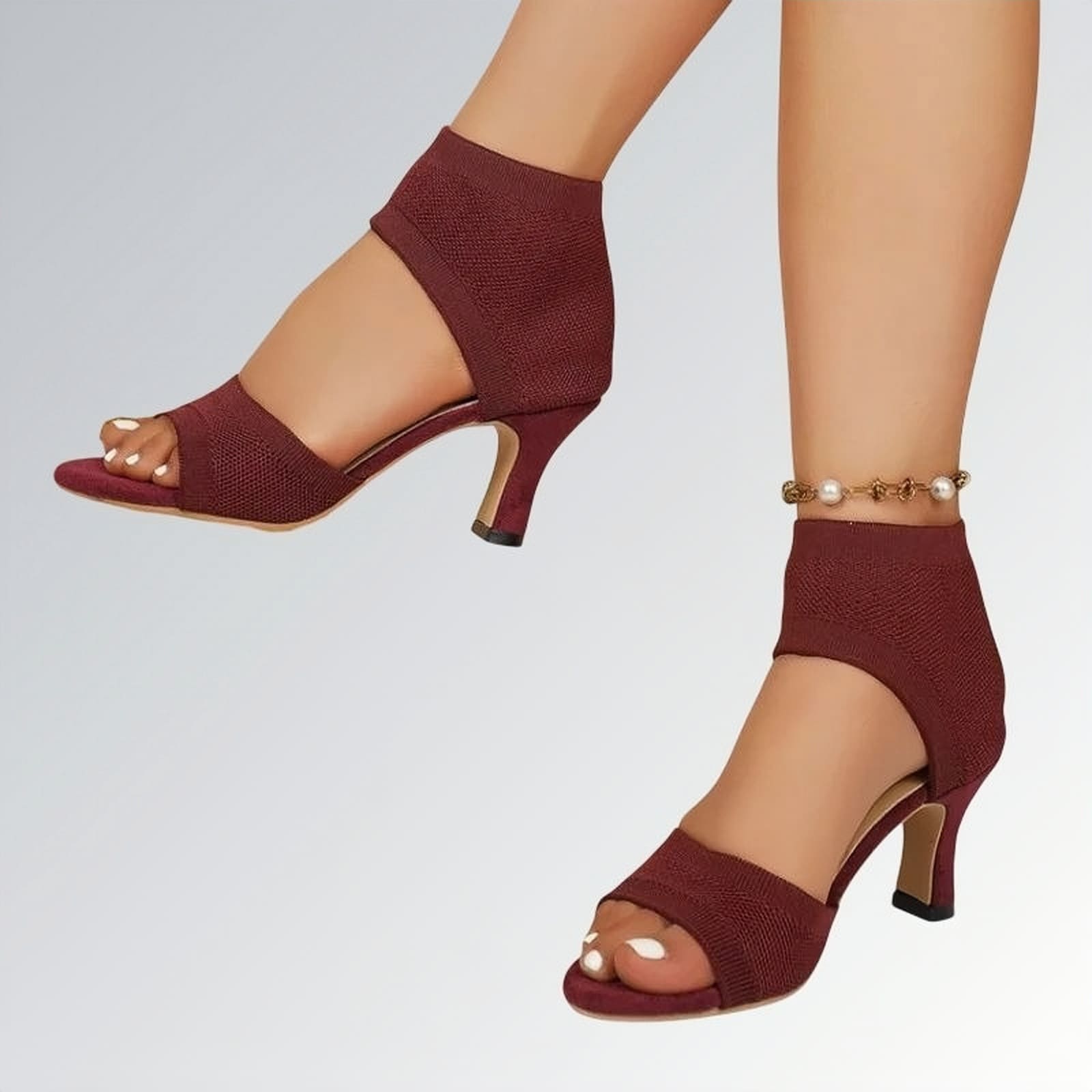 Sandália feminina salto alto fino slip on vinho com tira no calcanhar, textura em malha e design moderno de bico aberto — calçado elegante disponível para venda online.