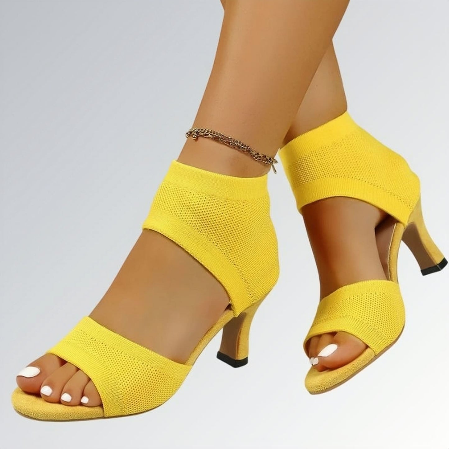 Sandália feminina salto alto fino slip on amarela com tira no calcanhar, textura em malha e design moderno de bico aberto — calçado elegante disponível para venda online.