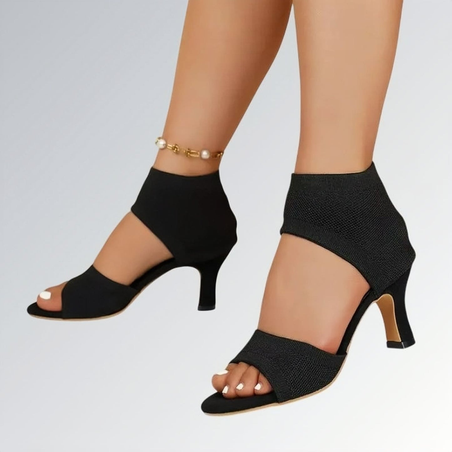 Sandália feminina salto alto fino slip on preta com tira no calcanhar, textura em malha e design moderno de bico aberto — calçado elegante disponível para venda online.