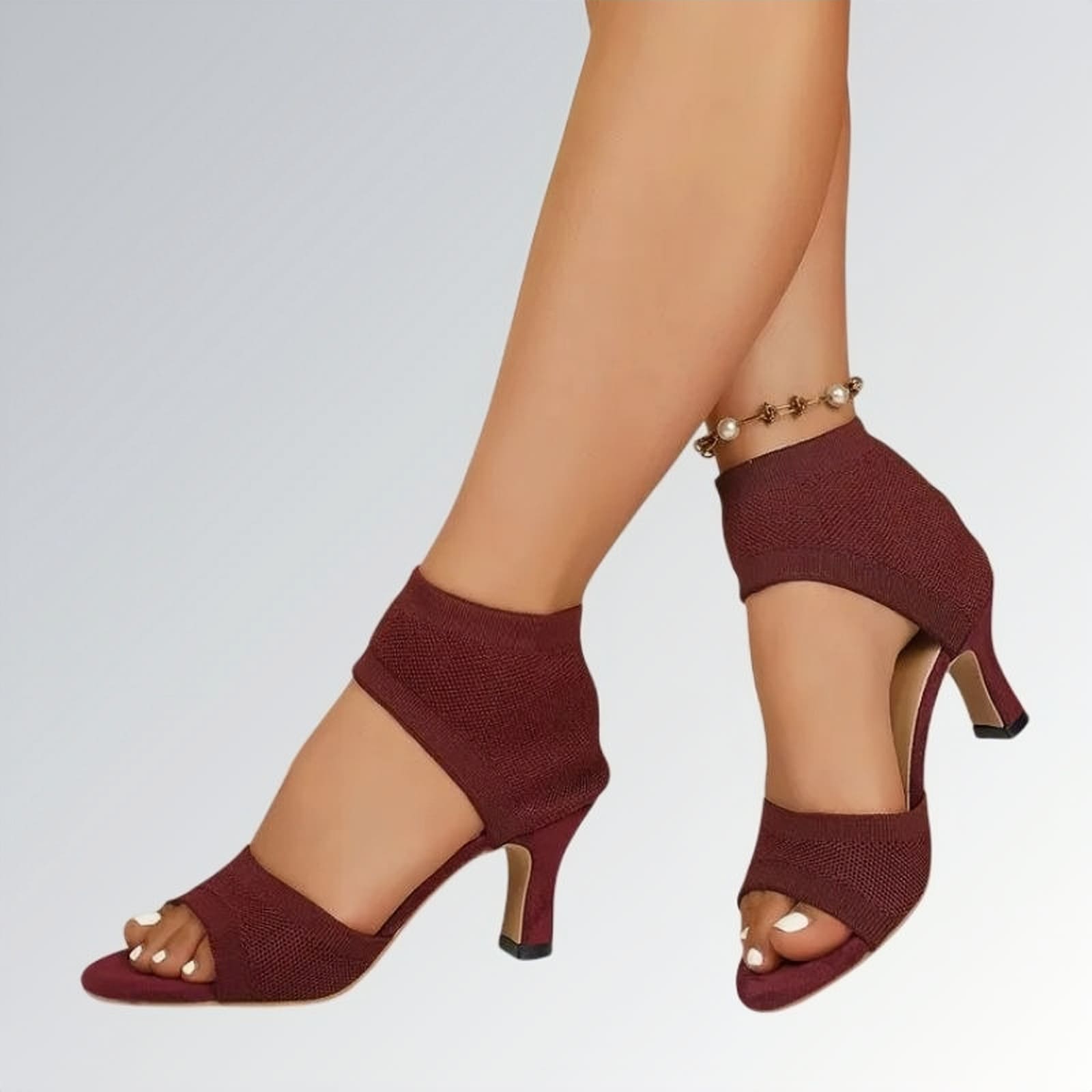 Sandália feminina salto alto fino slip on vinho com tira no calcanhar, textura em malha e design moderno de bico aberto — calçado elegante disponível para venda online.