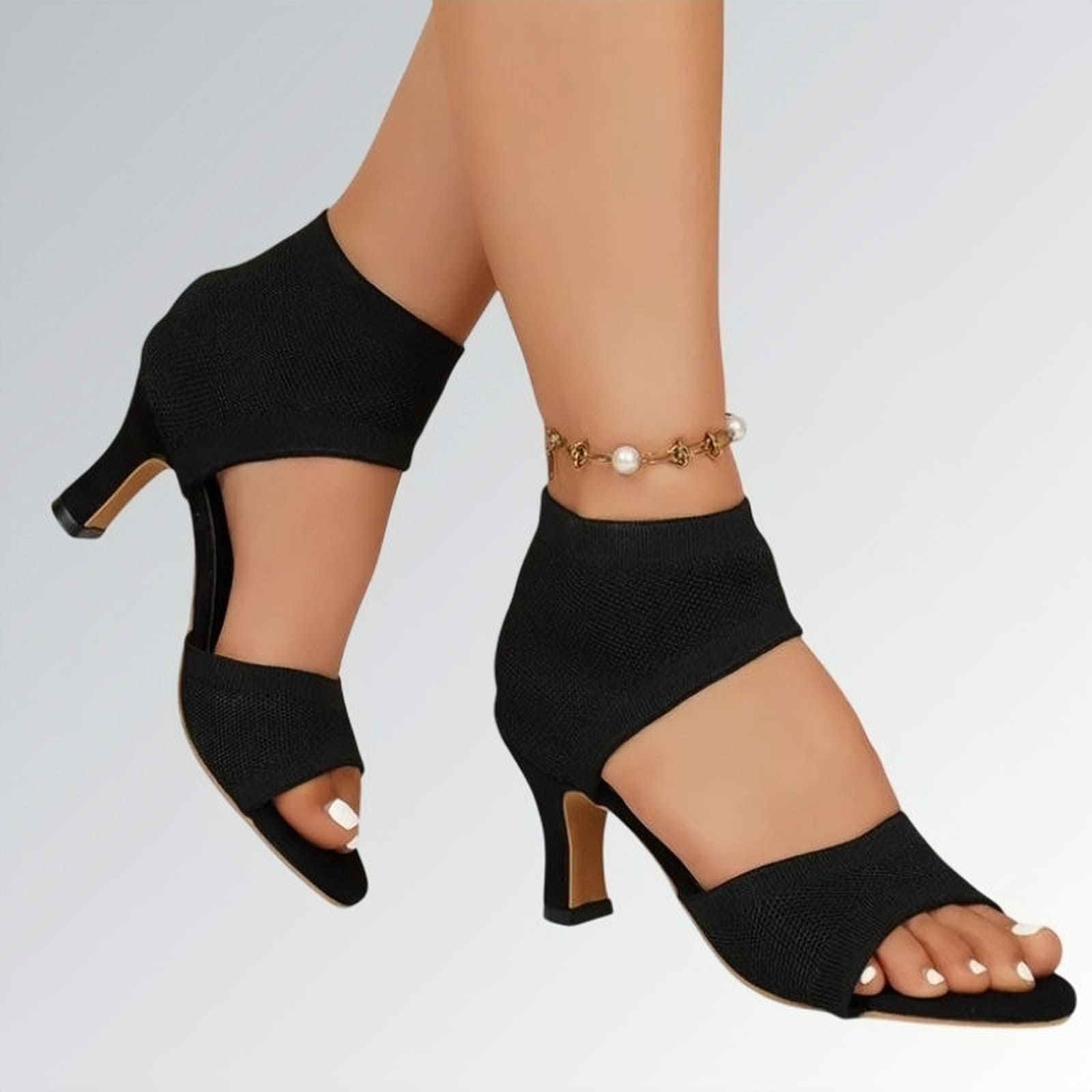 Sandália feminina salto alto fino slip on preta com tira no calcanhar, textura em malha e design moderno de bico aberto — calçado elegante disponível para venda online.