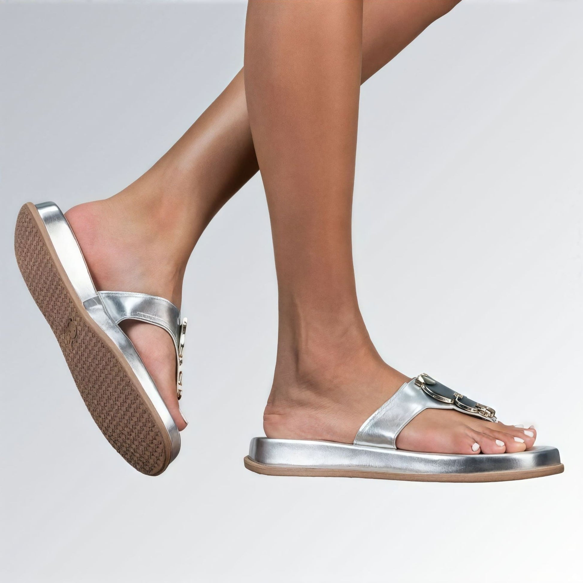 Sandália Flat Mary feminina GuGi prata com sola reta plataforma antiderrapante e detalhes metálicos modernos.