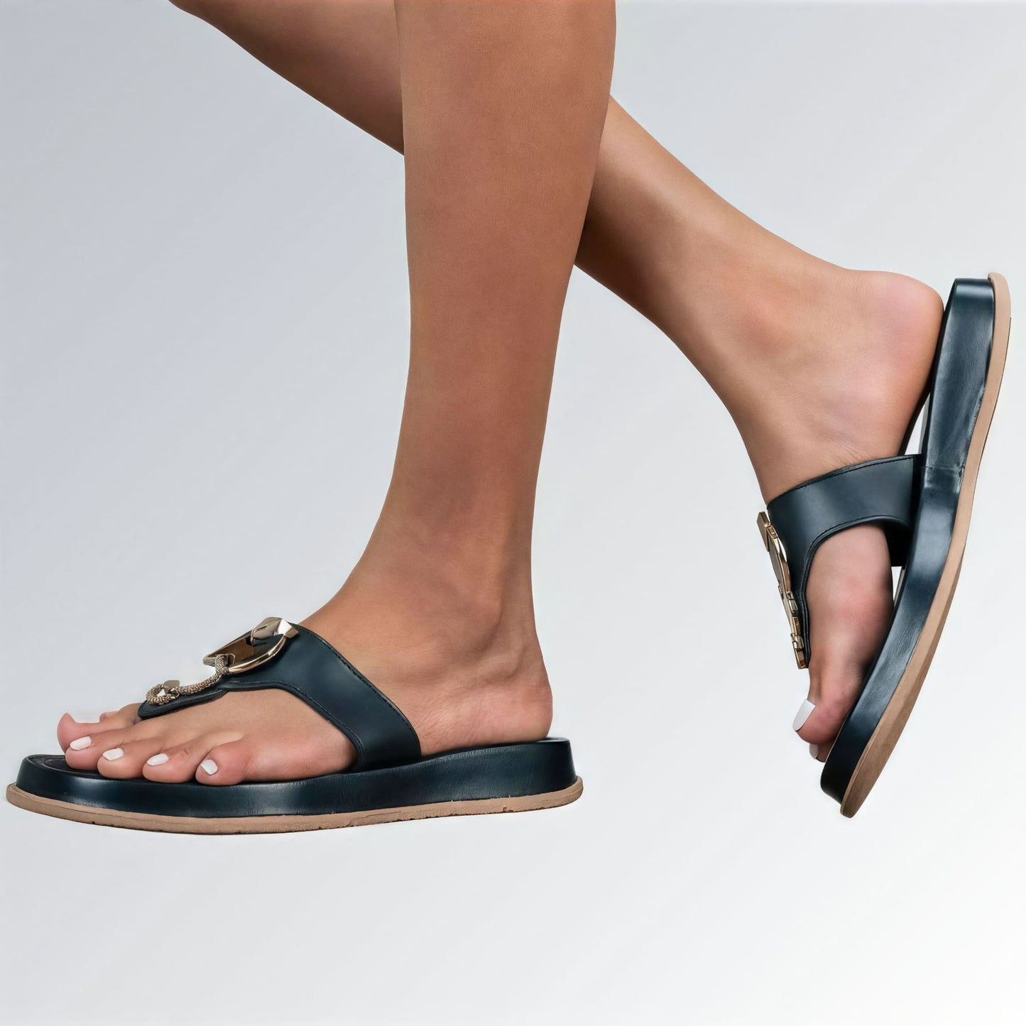 Sandália Flat Mary feminina GuGi preta com sola reta plataforma antiderrapante e detalhes metálicos modernos.