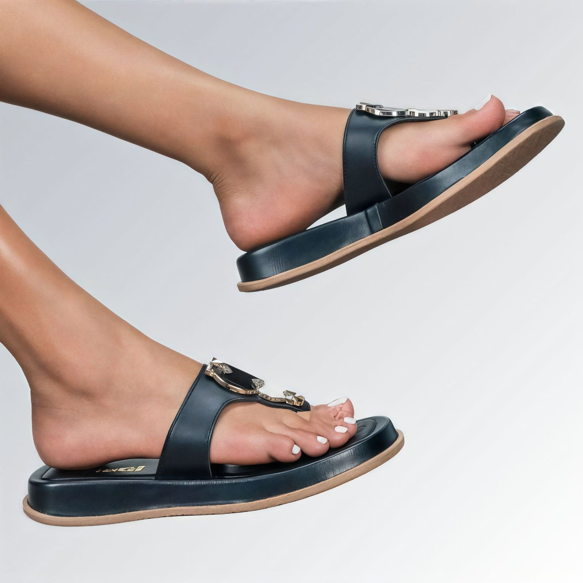 Sandália Flat Mary feminina GuGi preta com sola reta plataforma antiderrapante e detalhes metálicos modernos.