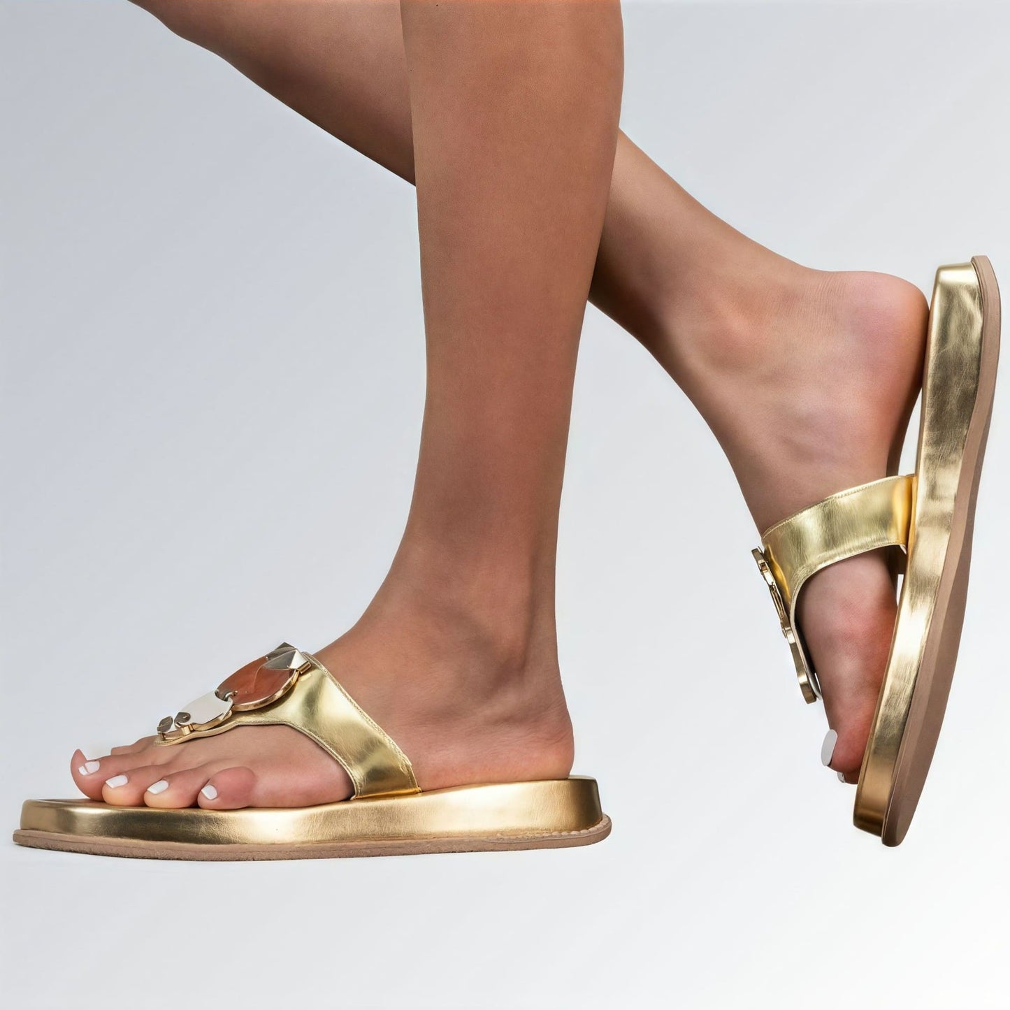 Sandália Flat Mary feminina GuGi dourada com sola reta plataforma antiderrapante e detalhes metálicos modernos.