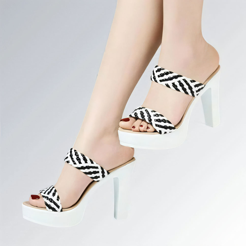 Sandália plataforma feminina com salto bloco alto branco e tiras largas trançadas em preto e branco, estilo moderno e elegante para compor looks casuais e sofisticados.