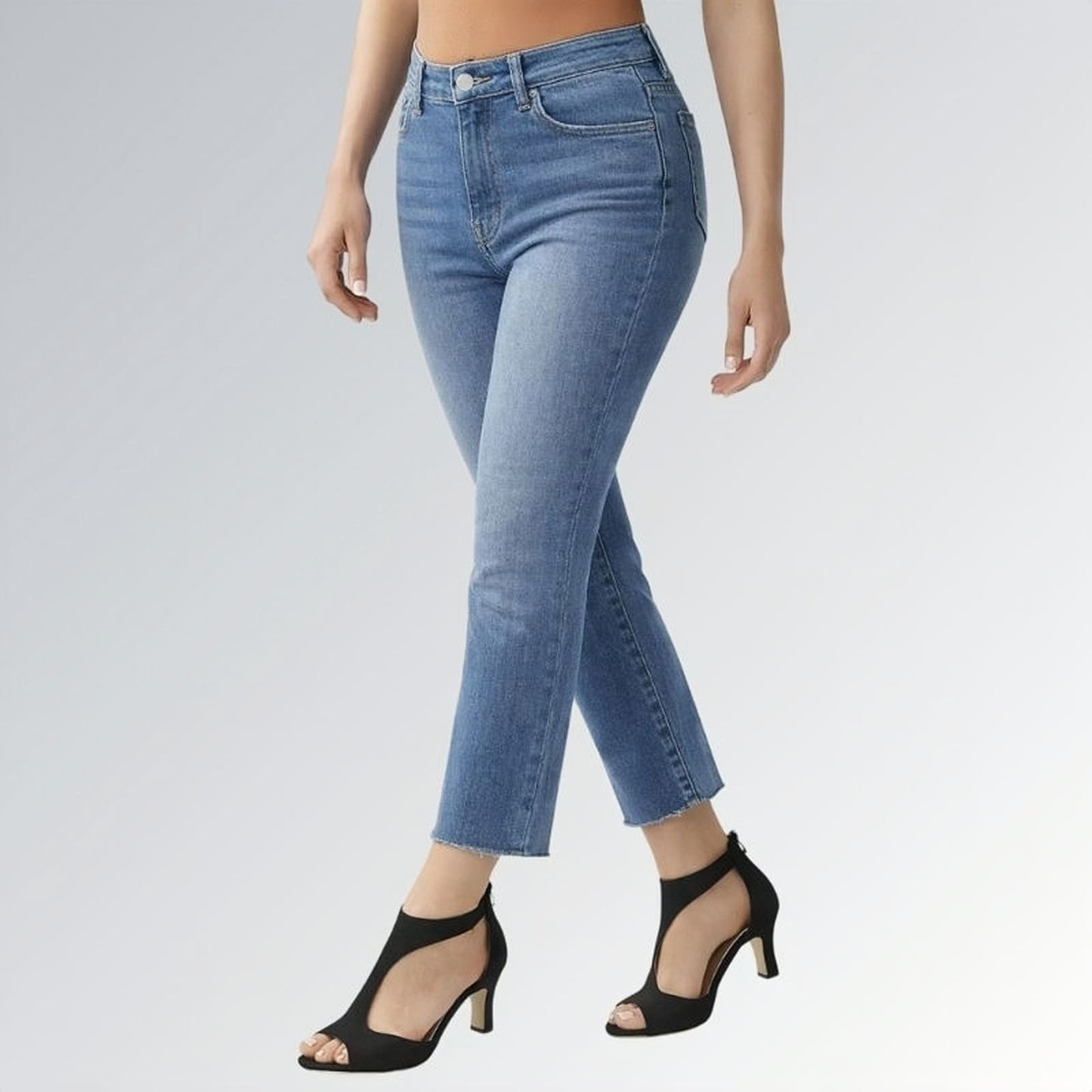 Sandálias tiras em T anabela feminina preta com salto médio e design moderno de bico aberto, combinadas com jeans skinny azul escuro de cintura alta — calçado elegante disponível para venda online.