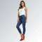 Sandálias tiras em T anabela feminina vermelha com salto médio e design moderno de bico aberto, combinadas com jeans skinny azul escuro de cintura alta — calçado elegante disponível para venda online.