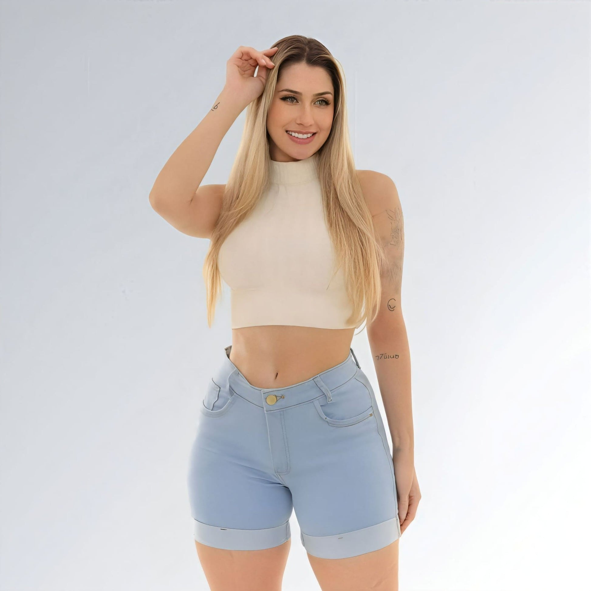 Shorts bermuda jeans feminina azul clara com cintura alta, lavagem suave, barra dobrada e estilo fashion.