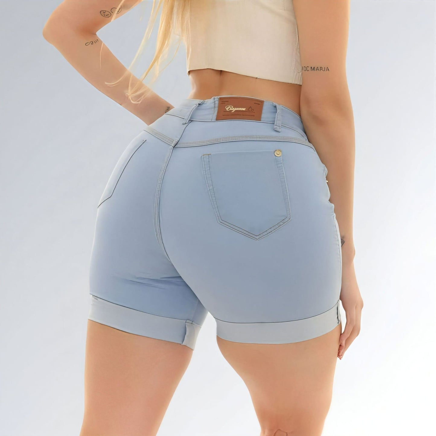 Shorts bermuda jeans feminina azul clara com cintura alta, lavagem suave, barra dobrada e estilo fashion.