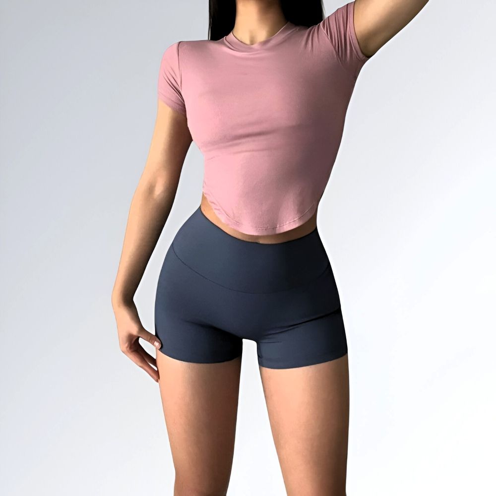 Shorts feminino azul marinho de cintura alta, tecido elástico e corte justo para treinos e looks casuais.