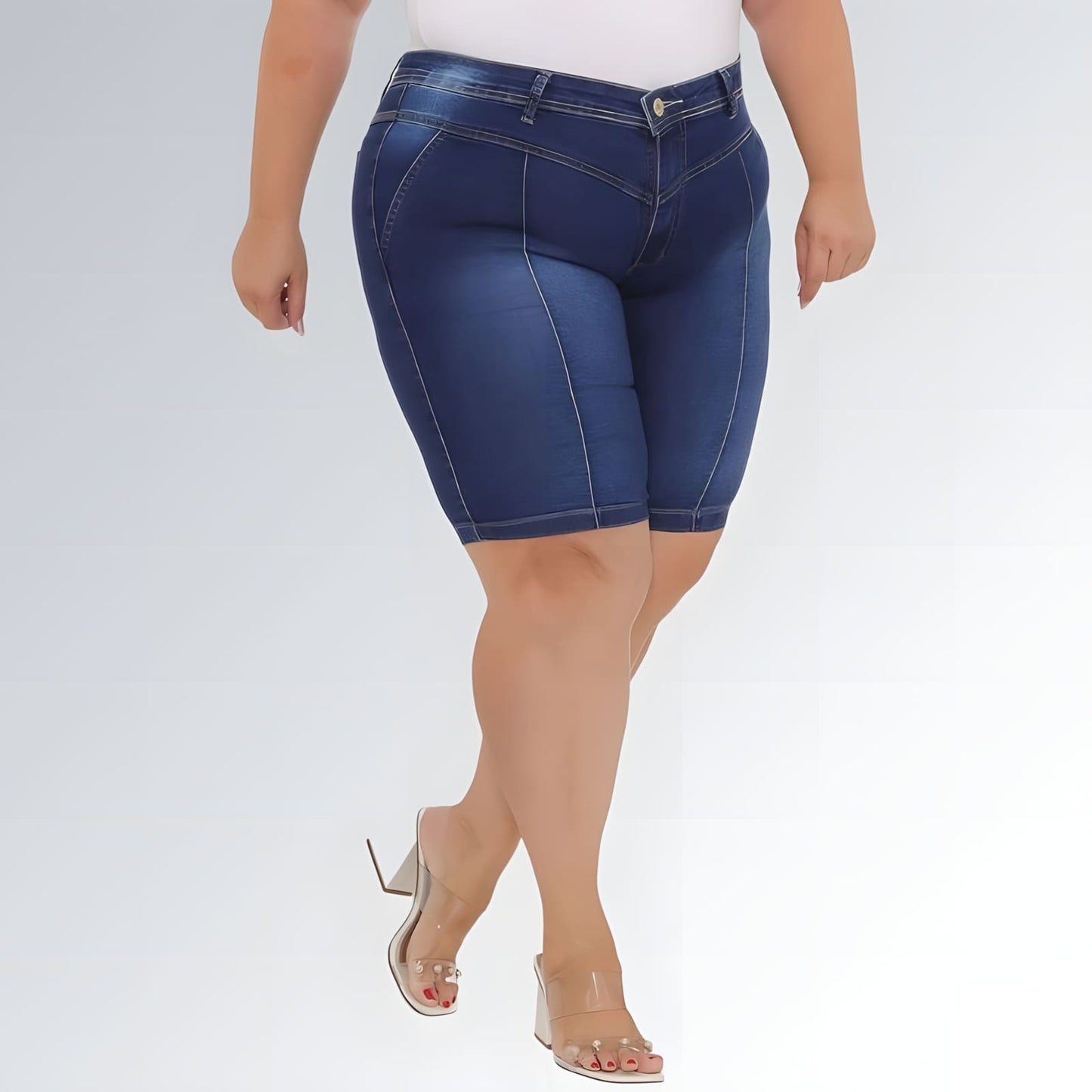 Shorts jeans feminino plus size azul escuro, cintura alta, modelo premium com bolsos e costura aparente.