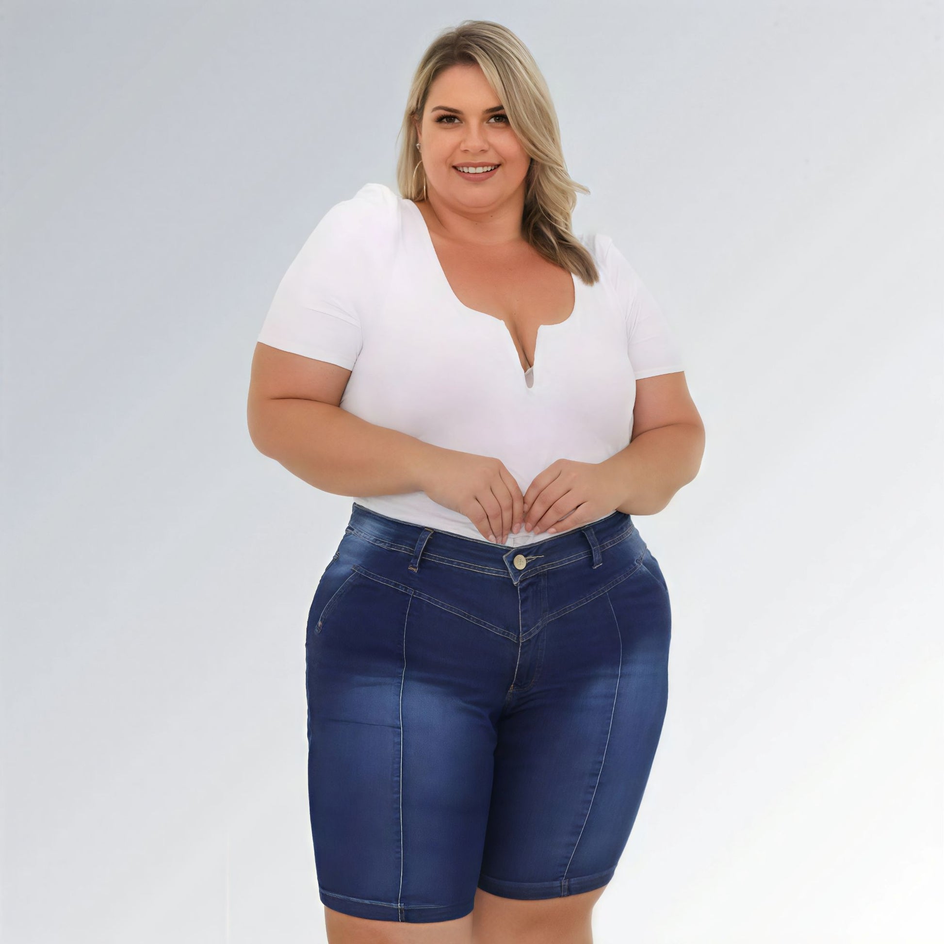 Shorts jeans feminino plus size azul escuro, cintura alta, modelo premium com bolsos e costura aparente.