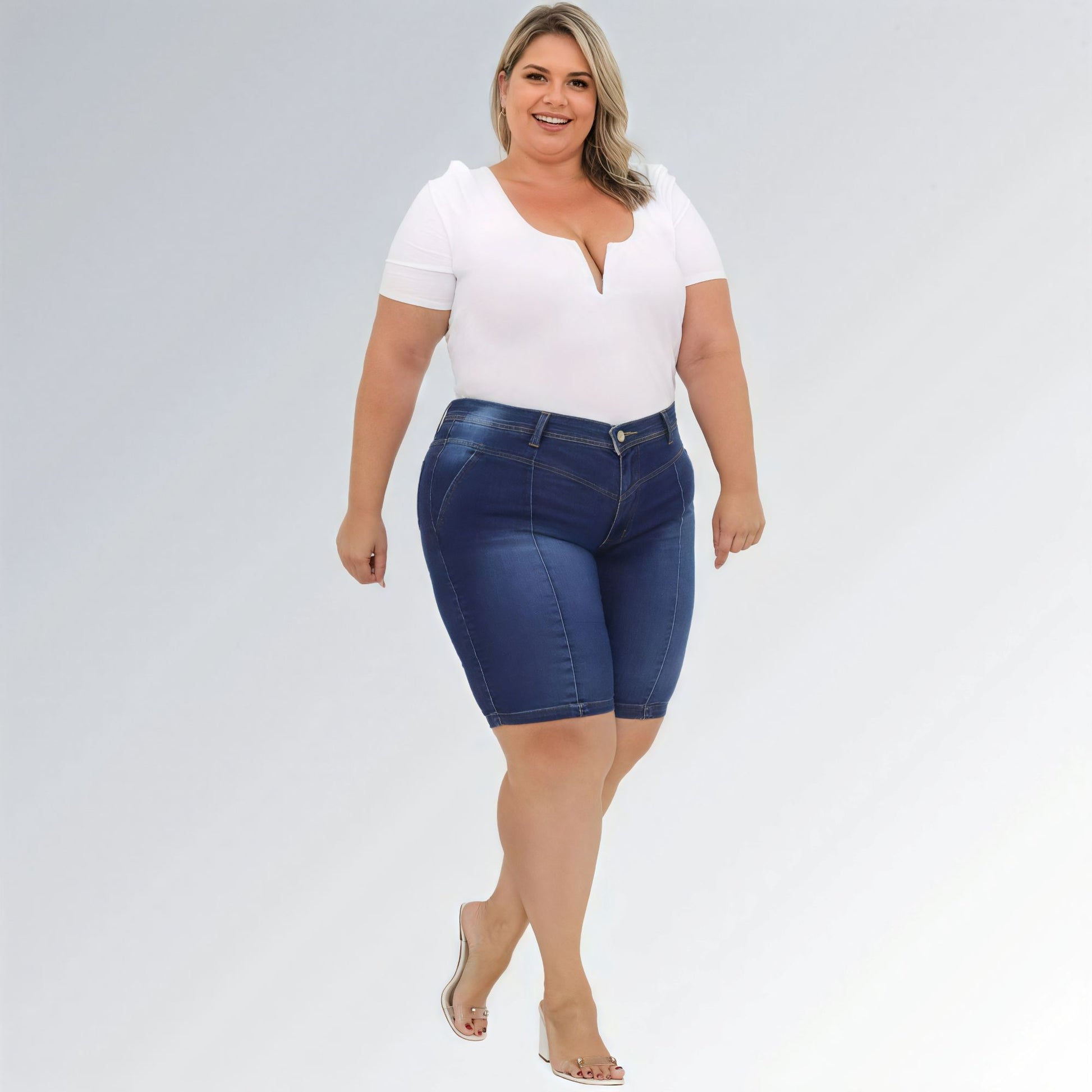 Shorts jeans feminino plus size azul escuro, cintura alta, modelo premium com bolsos e costura aparente.
