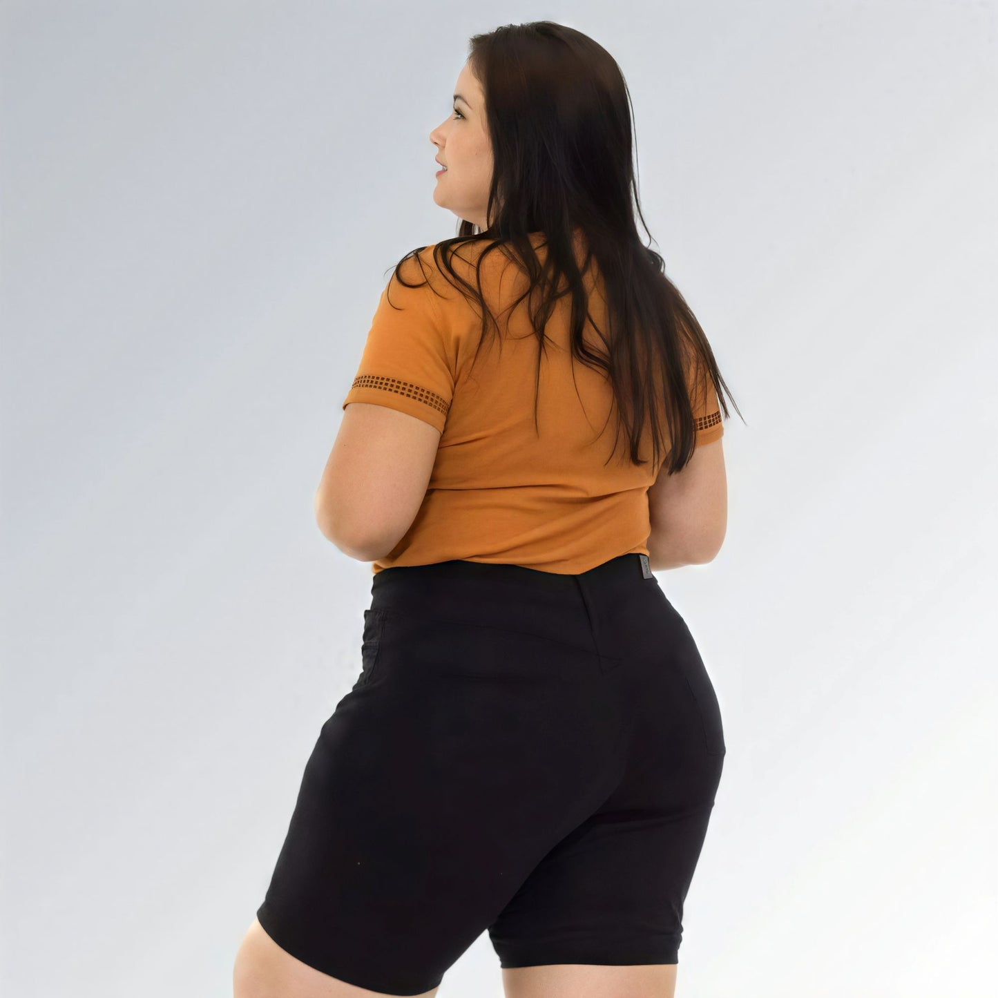 Shorts pedal feminino plus size preto, cintura alta, modelo premium com bolsos laterais e fechamento frontal.