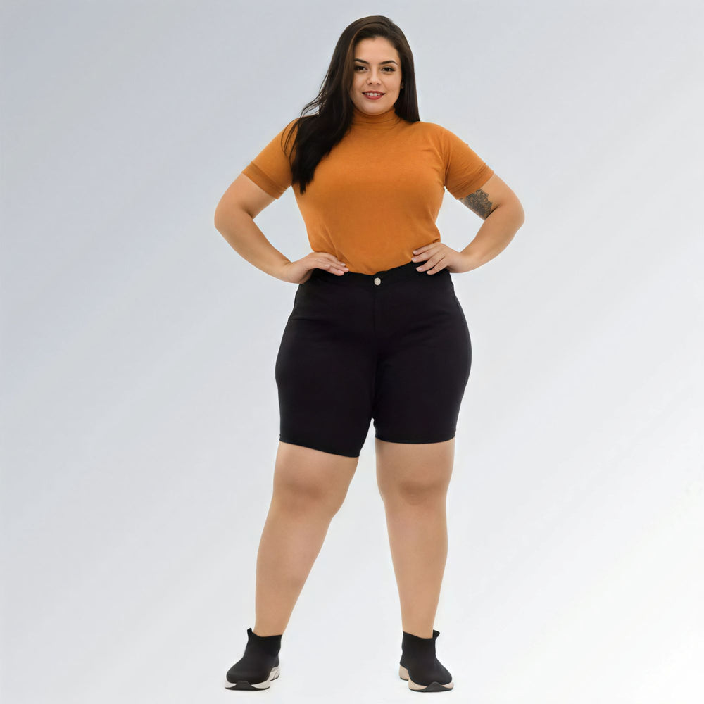 Shorts pedal feminino plus size preto, cintura alta, modelo premium com bolsos laterais e fechamento frontal.