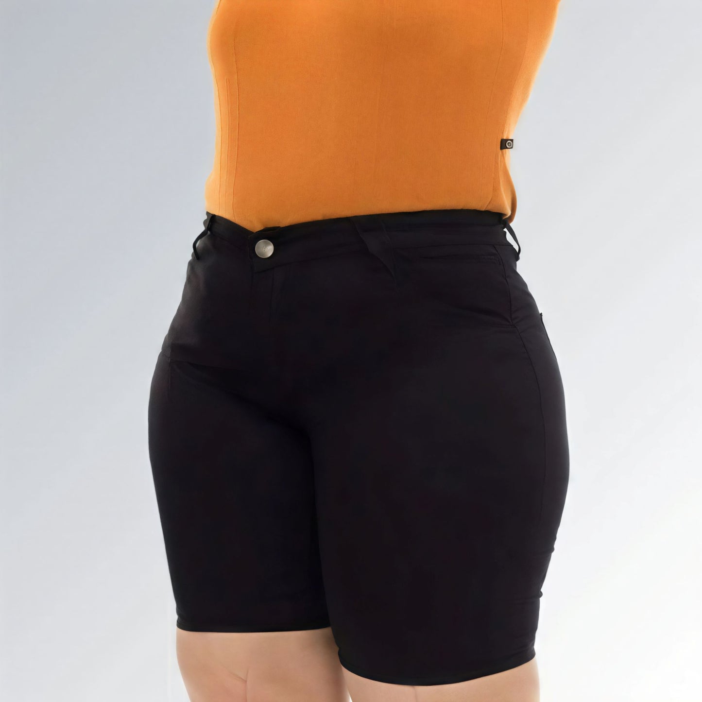 Shorts pedal feminino plus size preto, cintura alta, modelo premium com bolsos laterais e fechamento frontal.
