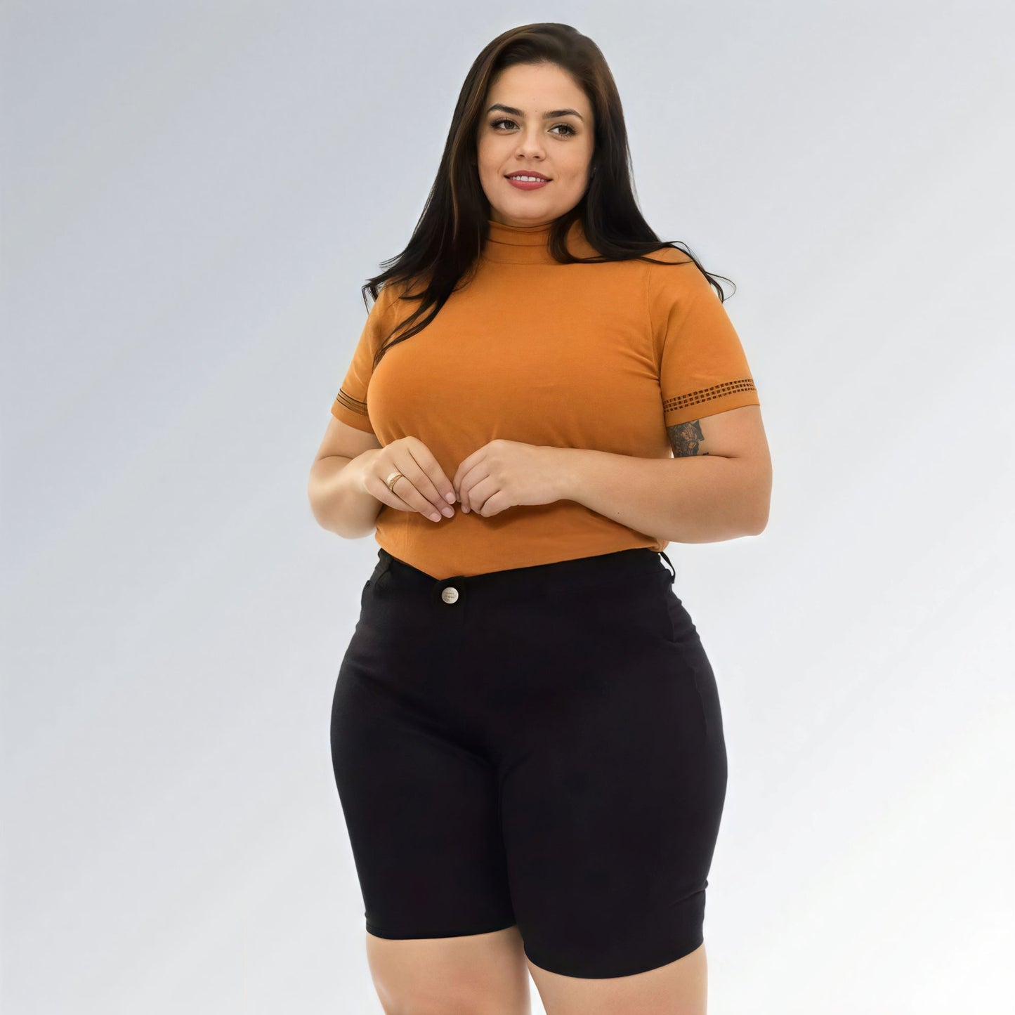 Shorts pedal feminino plus size preto, cintura alta, modelo premium com bolsos laterais e fechamento frontal.