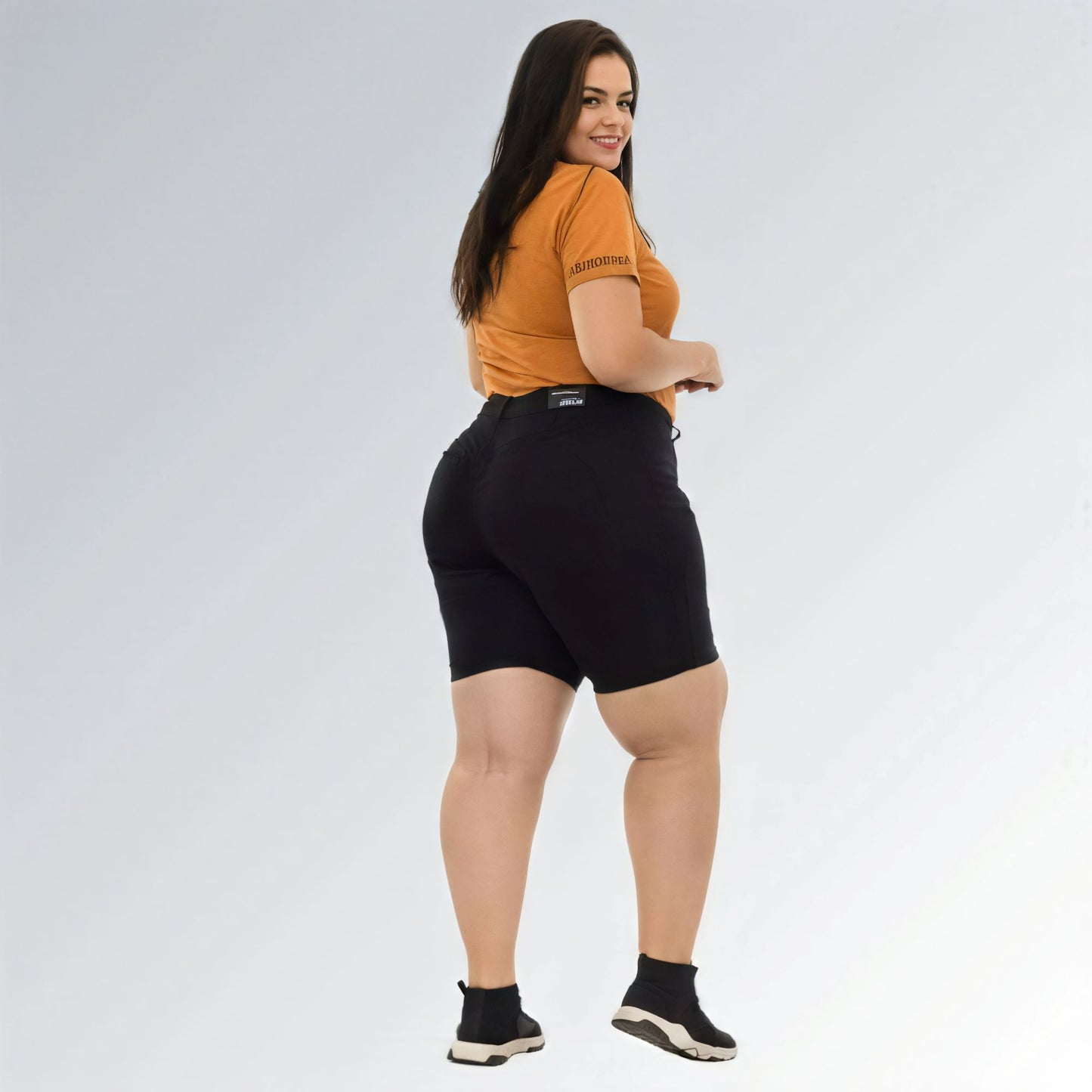 Shorts pedal feminino plus size preto, cintura alta, modelo premium com bolsos laterais e fechamento frontal.