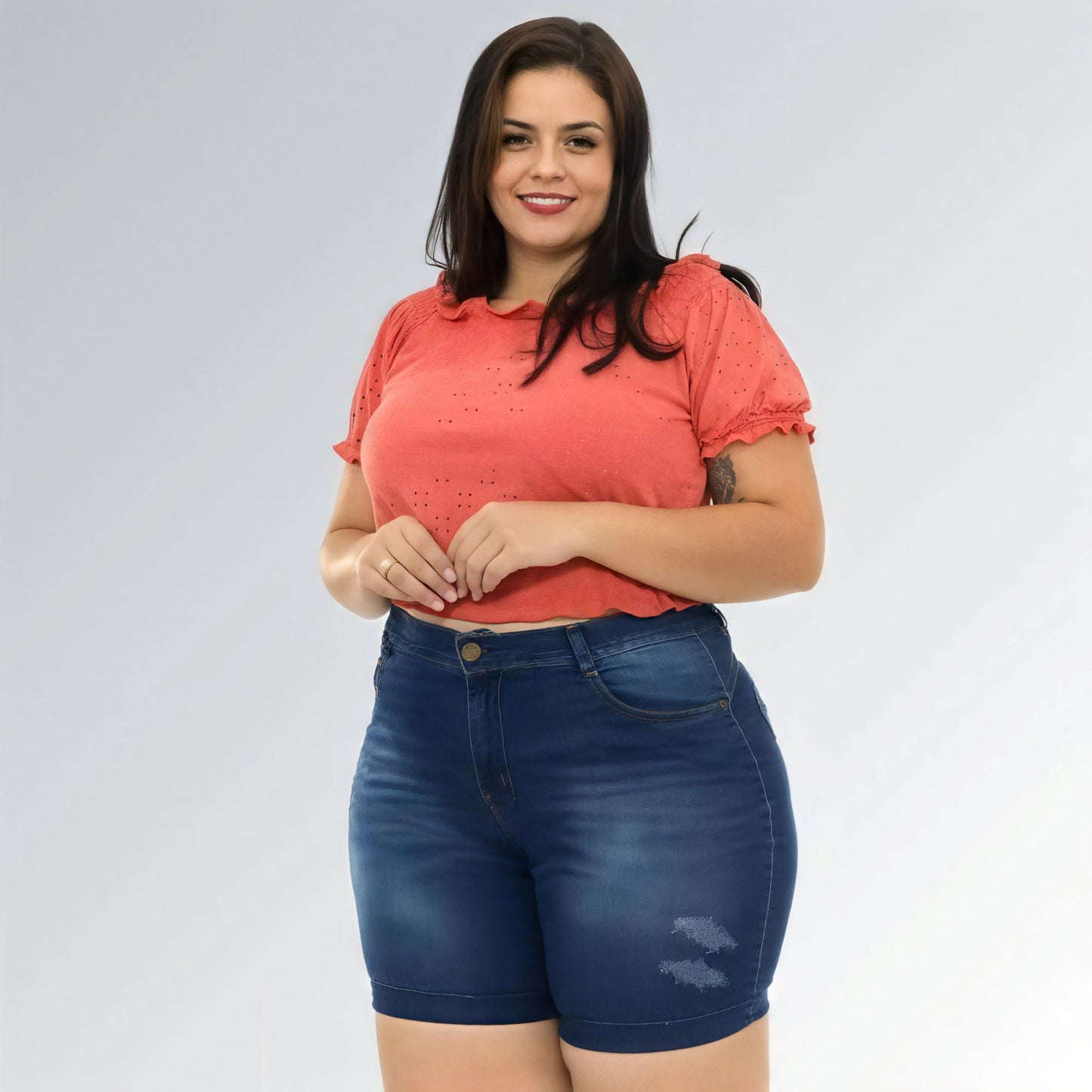 Shorts jeans feminino plus size azul escuro, cintura alta, modelo premium com bolsos e detalhe desfiado.