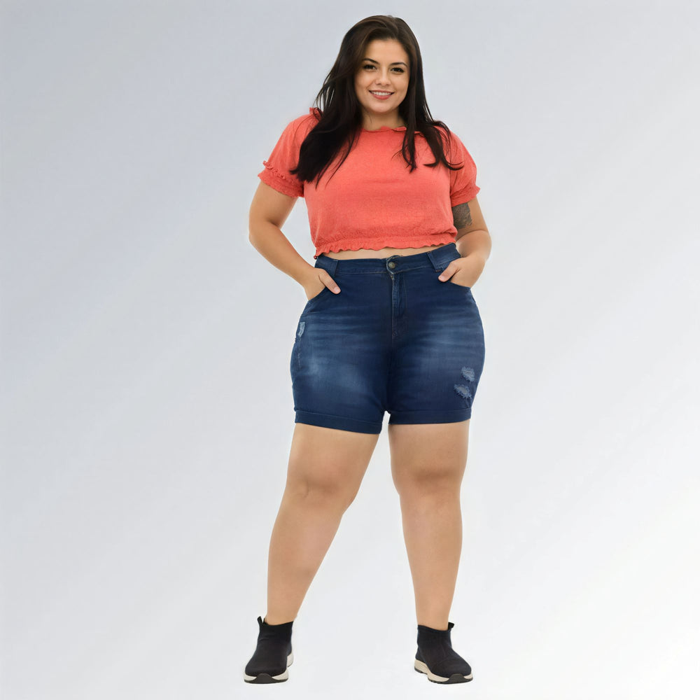 Shorts jeans feminino plus size azul escuro, cintura alta, modelo premium com bolsos e detalhe desfiado.