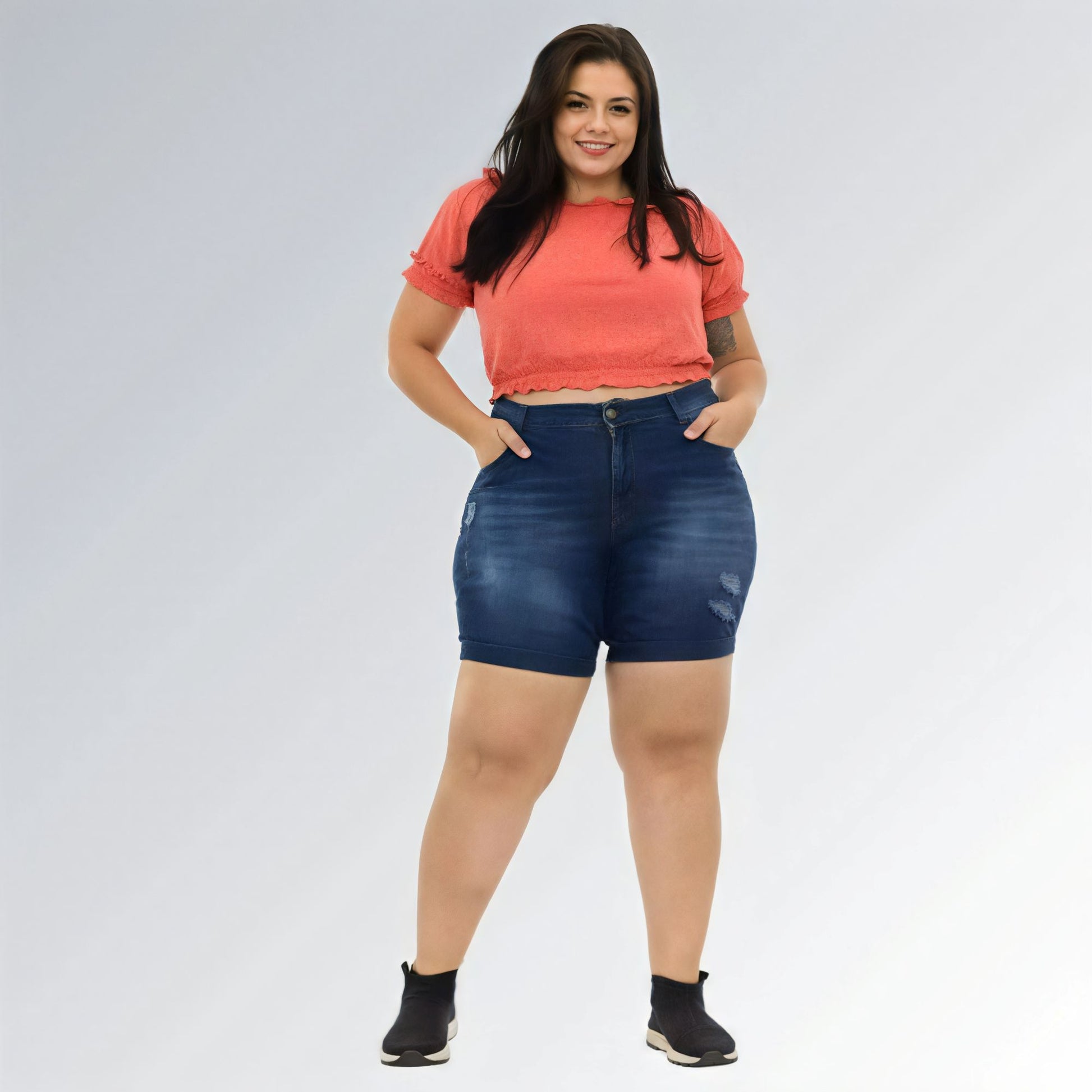 Shorts jeans feminino plus size azul escuro, cintura alta, modelo premium com bolsos e detalhe desfiado.