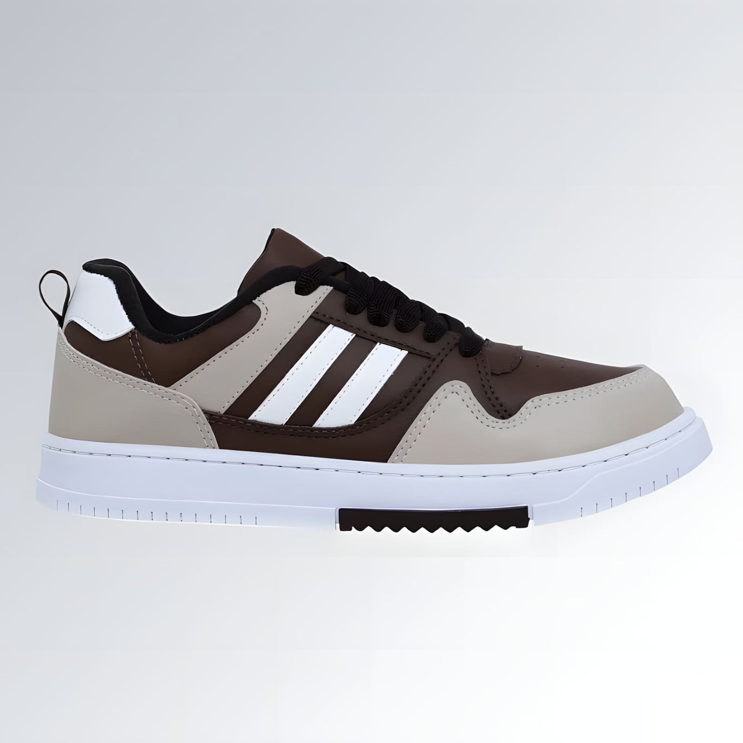 Tênis casual marrom, preto e branco masculino, confortável, bico redondo e com sola antiderrapante.