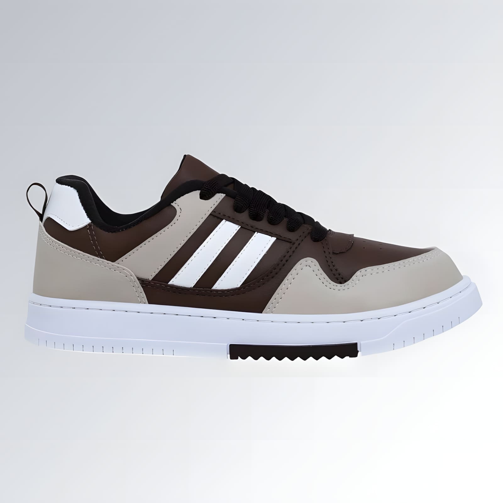 Tênis casual marrom, preto e branco masculino, confortável, bico redondo e com sola antiderrapante.