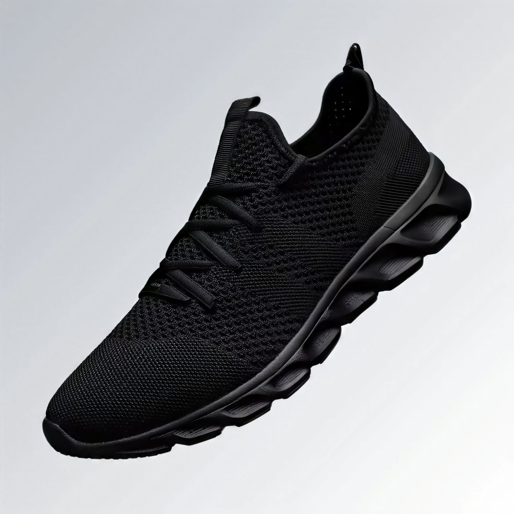 Tênis esportivo unissex preto com cabedal em malha respirável, solado anatômico ondulado e design moderno.