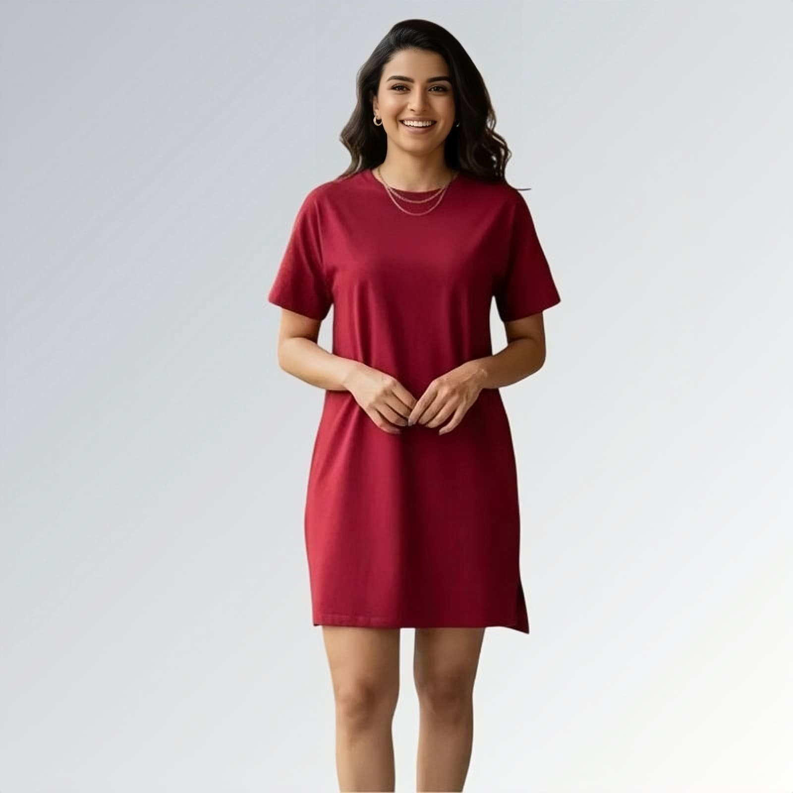 Vestido casual estilo t-shirt feminino vinho de manga curta até o joelho, com gola redonda — peça minimalista disponível para venda online de moda feminina.