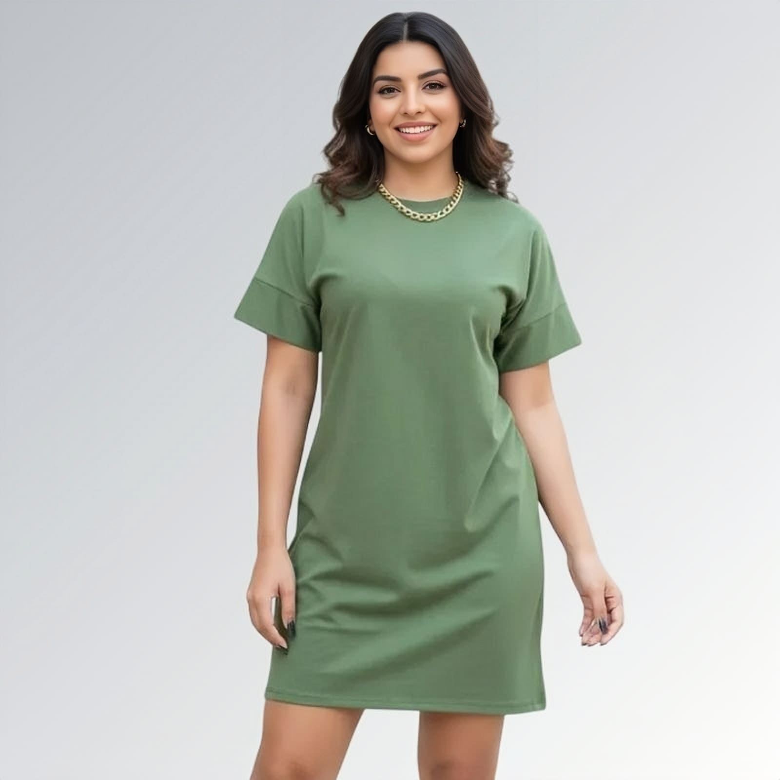 Vestido casual estilo t-shirt feminino verde oliva de manga curta até o joelho, com gola redonda — peça minimalista disponível para venda online de moda feminina.