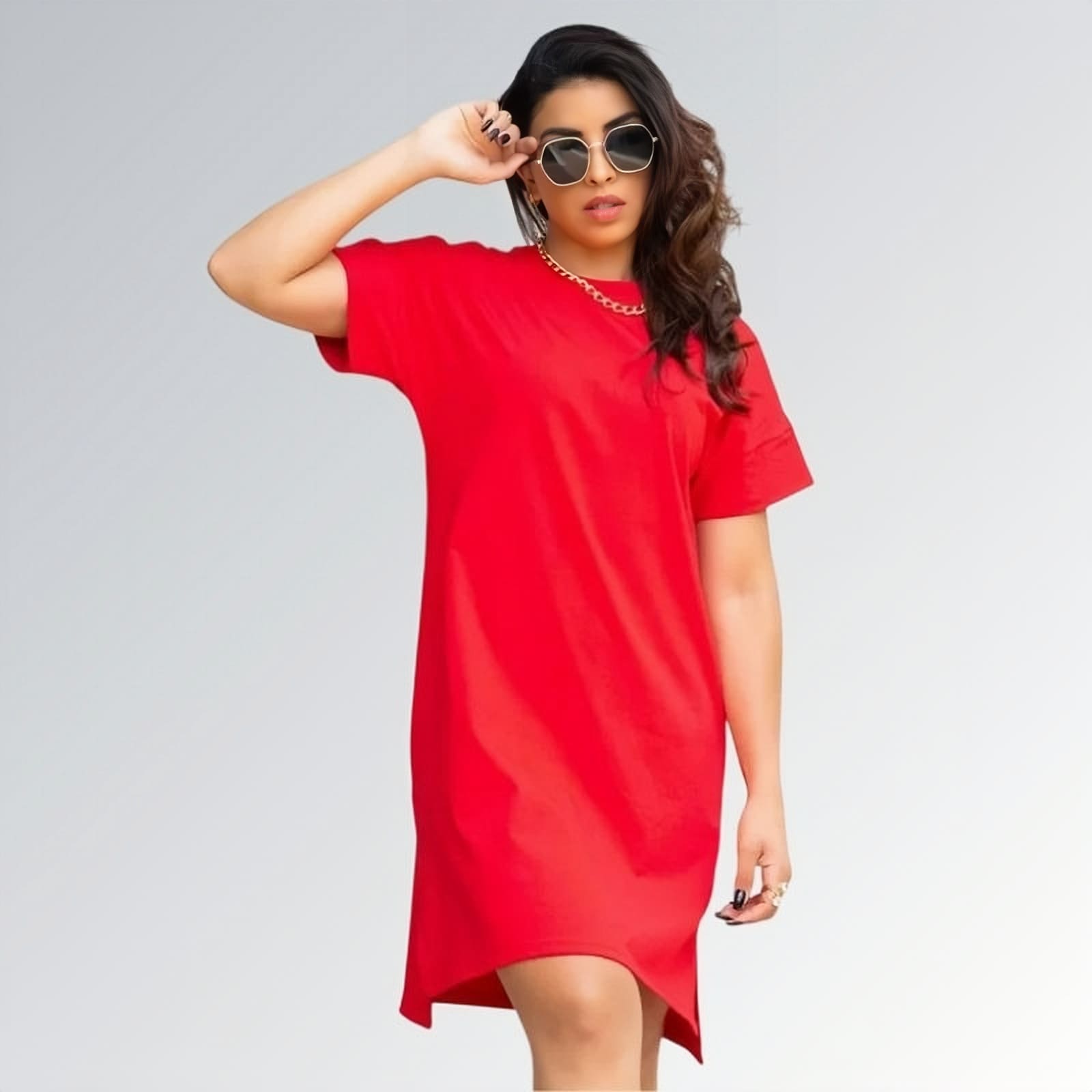 Vestido casual estilo t-shirt feminino vermelho de manga curta até o joelho, com gola redonda — peça minimalista disponível para venda online de moda feminina.