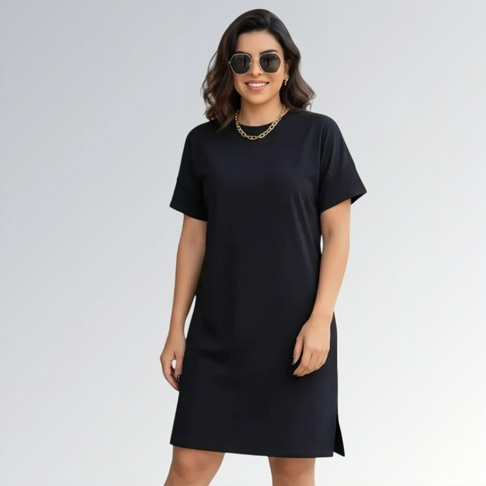Vestido casual estilo t-shirt feminino preto de manga curta até o joelho, com gola redonda — peça minimalista disponível para venda online de moda feminina.