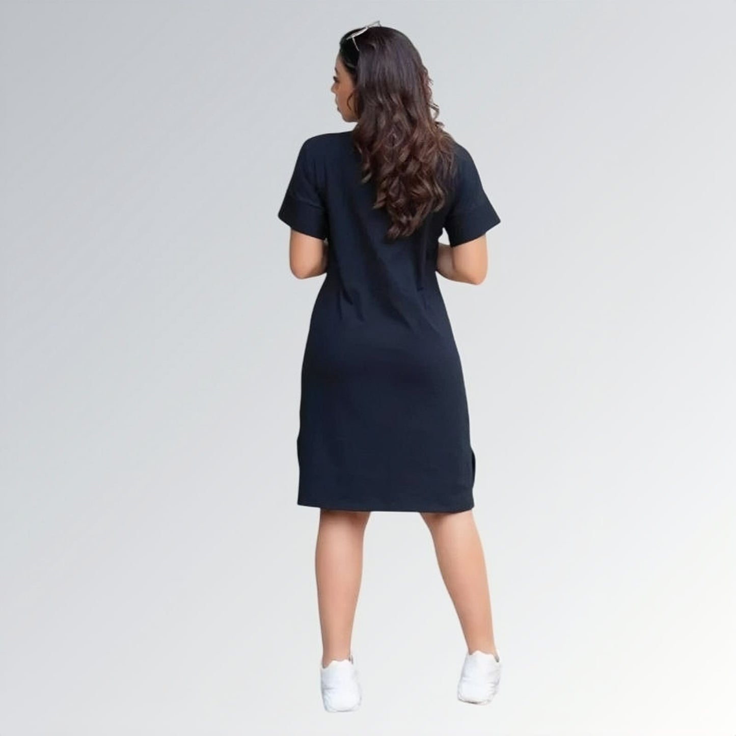 Vestido casual estilo t-shirt feminino preto de manga curta até o joelho, com gola redonda — peça minimalista disponível para venda online de moda feminina.