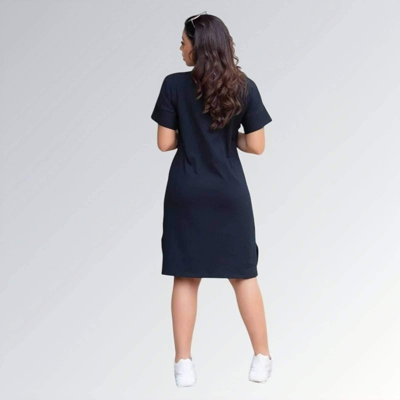 Vestido casual estilo t-shirt feminino preto de manga curta até o joelho, com gola redonda — peça minimalista disponível para venda online de moda feminina.