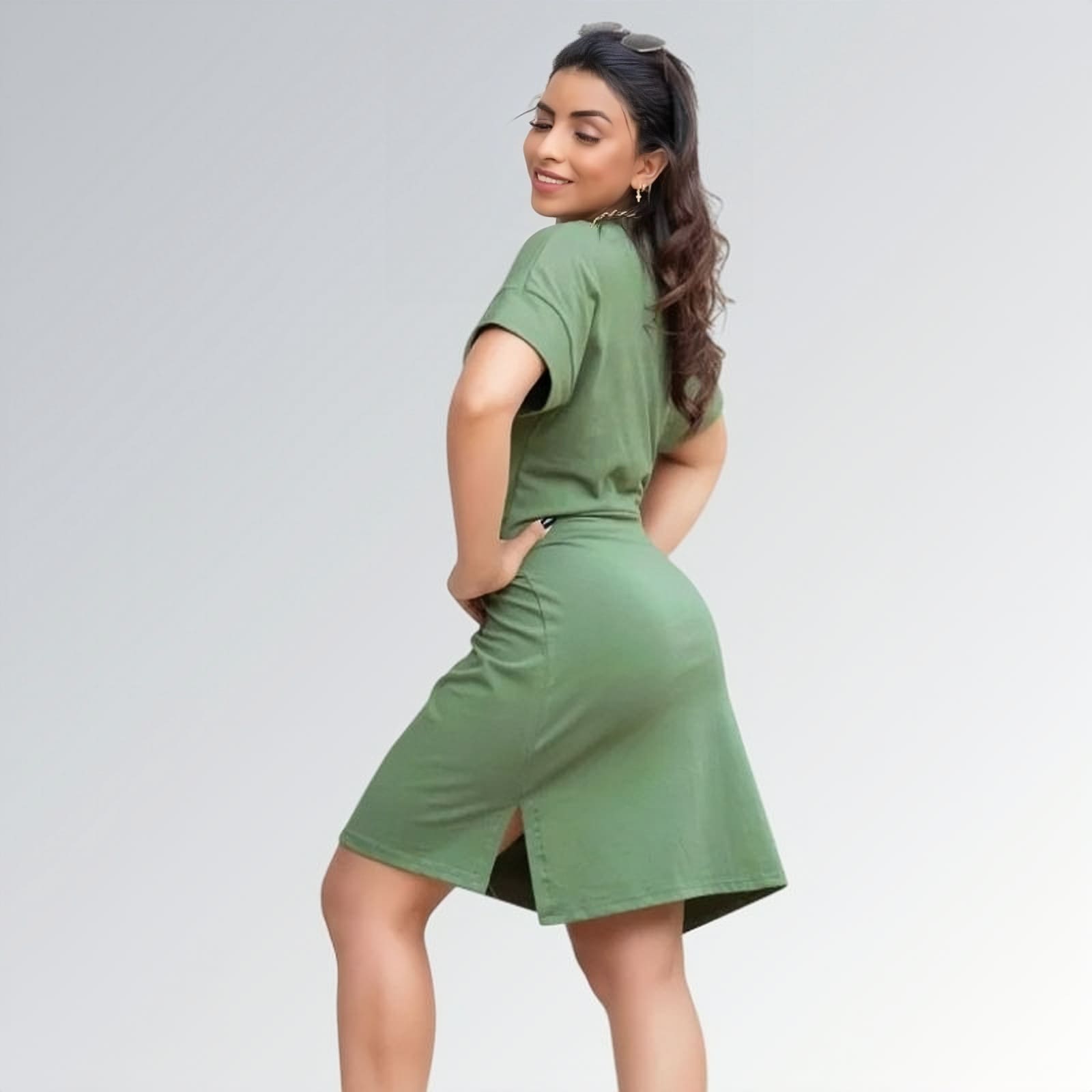 Vestido casual estilo t-shirt feminino verde oliva de manga curta até o joelho, com gola redonda — peça minimalista disponível para venda online de moda feminina.