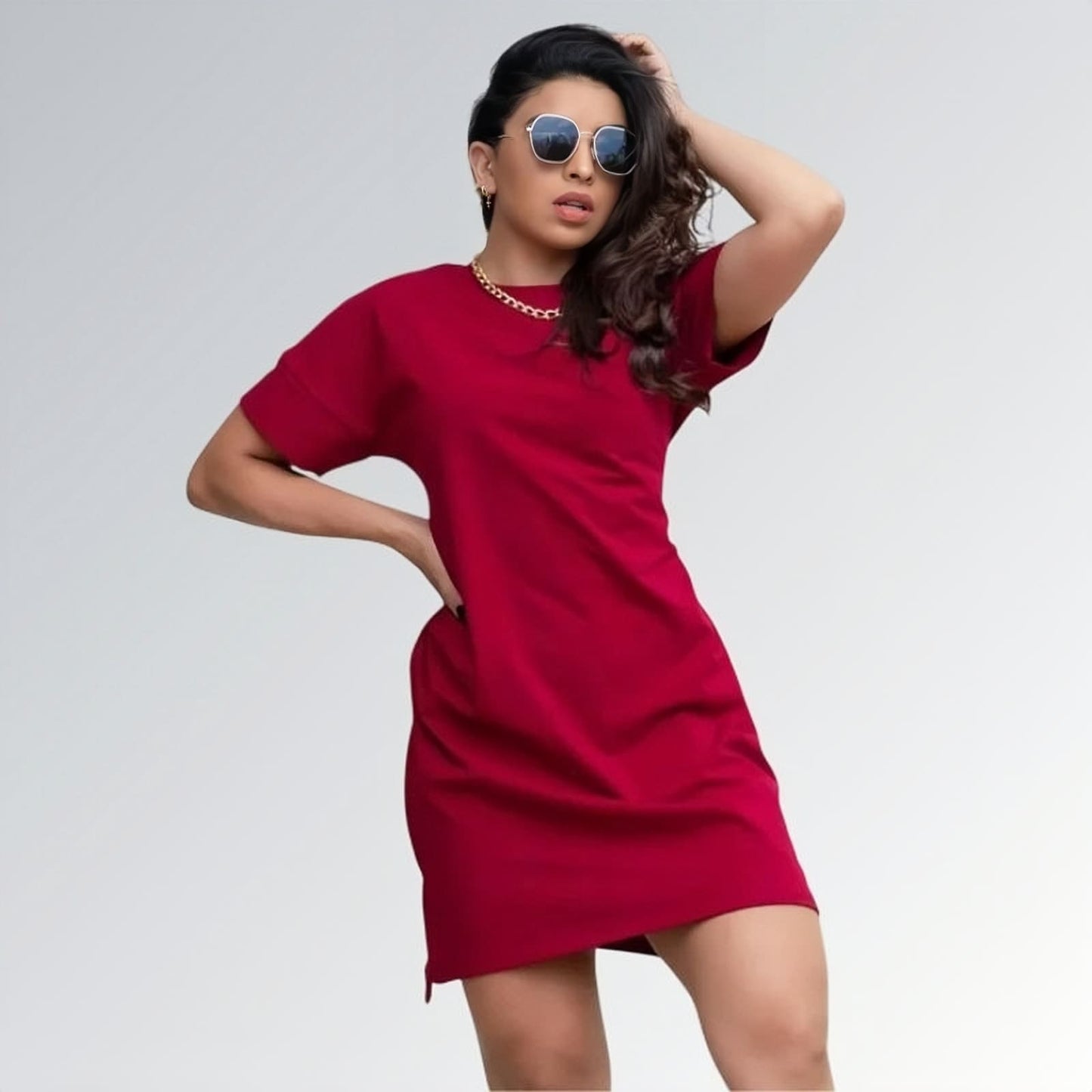 Vestido casual estilo t-shirt feminino vinho de manga curta até o joelho, com gola redonda — peça minimalista disponível para venda online de moda feminina.