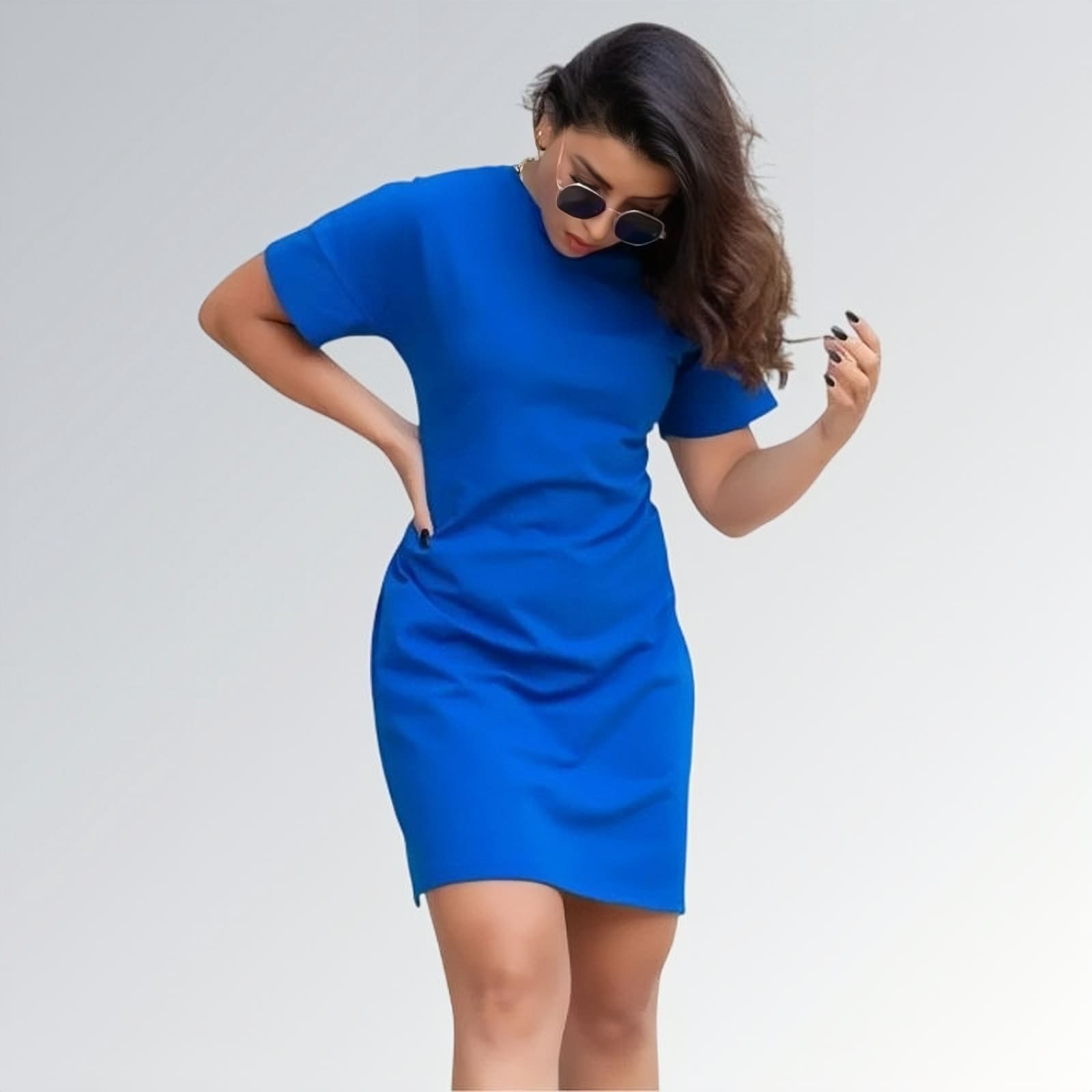 Vestido casual estilo t-shirt feminino azul de manga curta até o joelho, com gola redonda — peça minimalista disponível para venda online de moda feminina.