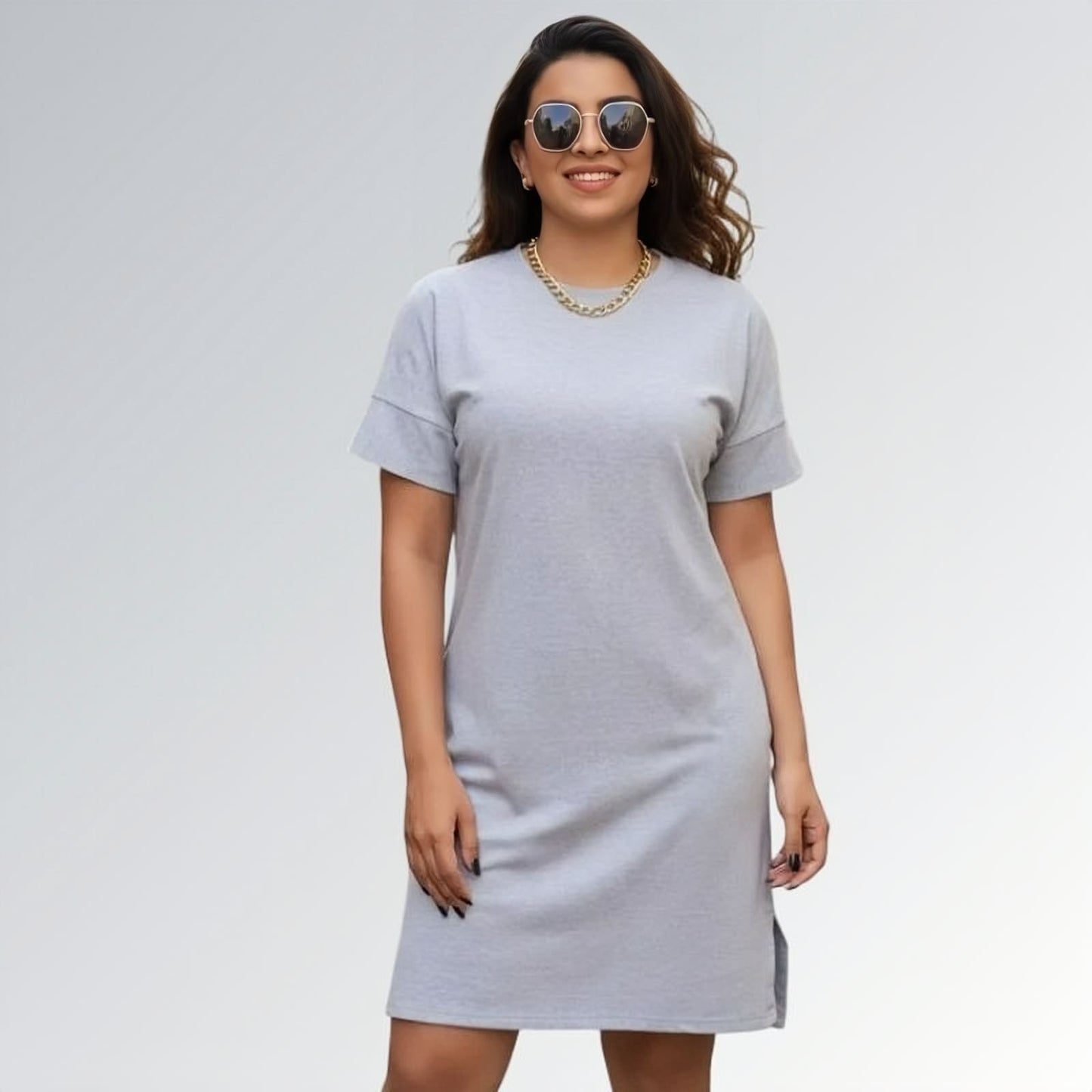 Vestido casual estilo t-shirt feminino branco de manga curta até o joelho, com gola redonda — peça minimalista disponível para venda online de moda feminina.