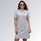 Vestido casual estilo t-shirt feminino branco de manga curta até o joelho, com gola redonda — peça minimalista disponível para venda online de moda feminina.