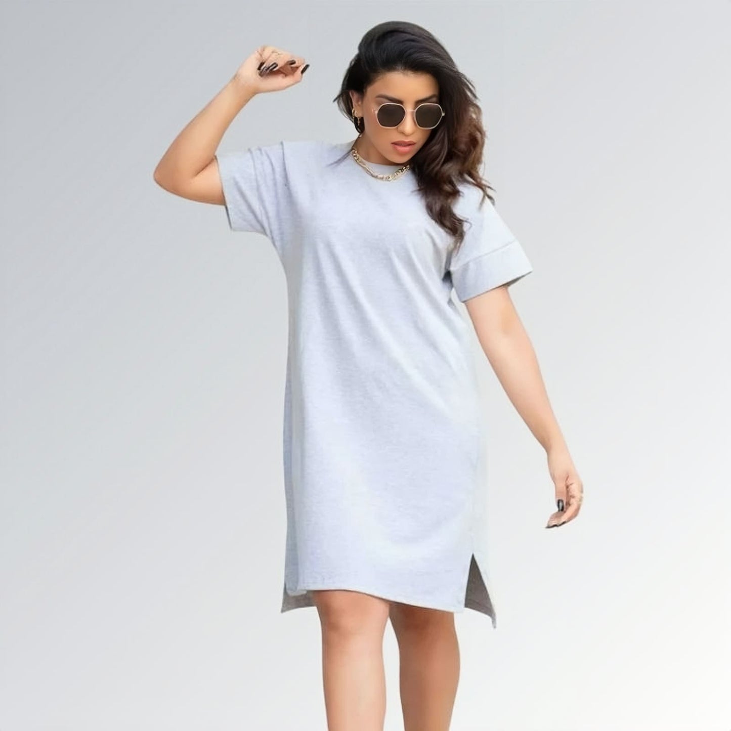 Vestido casual estilo t-shirt feminino branco de manga curta até o joelho, com gola redonda — peça minimalista disponível para venda online de moda feminina.