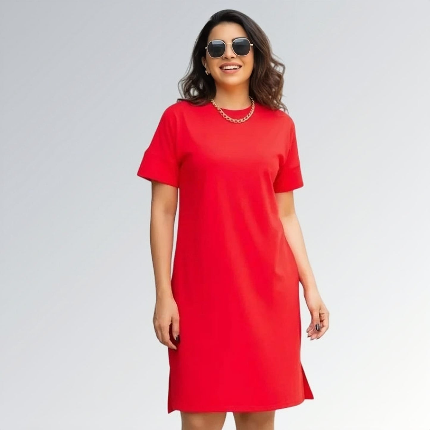 Vestido casual estilo t-shirt feminino vermelho de manga curta até o joelho, com gola redonda — peça minimalista disponível para venda online de moda feminina.